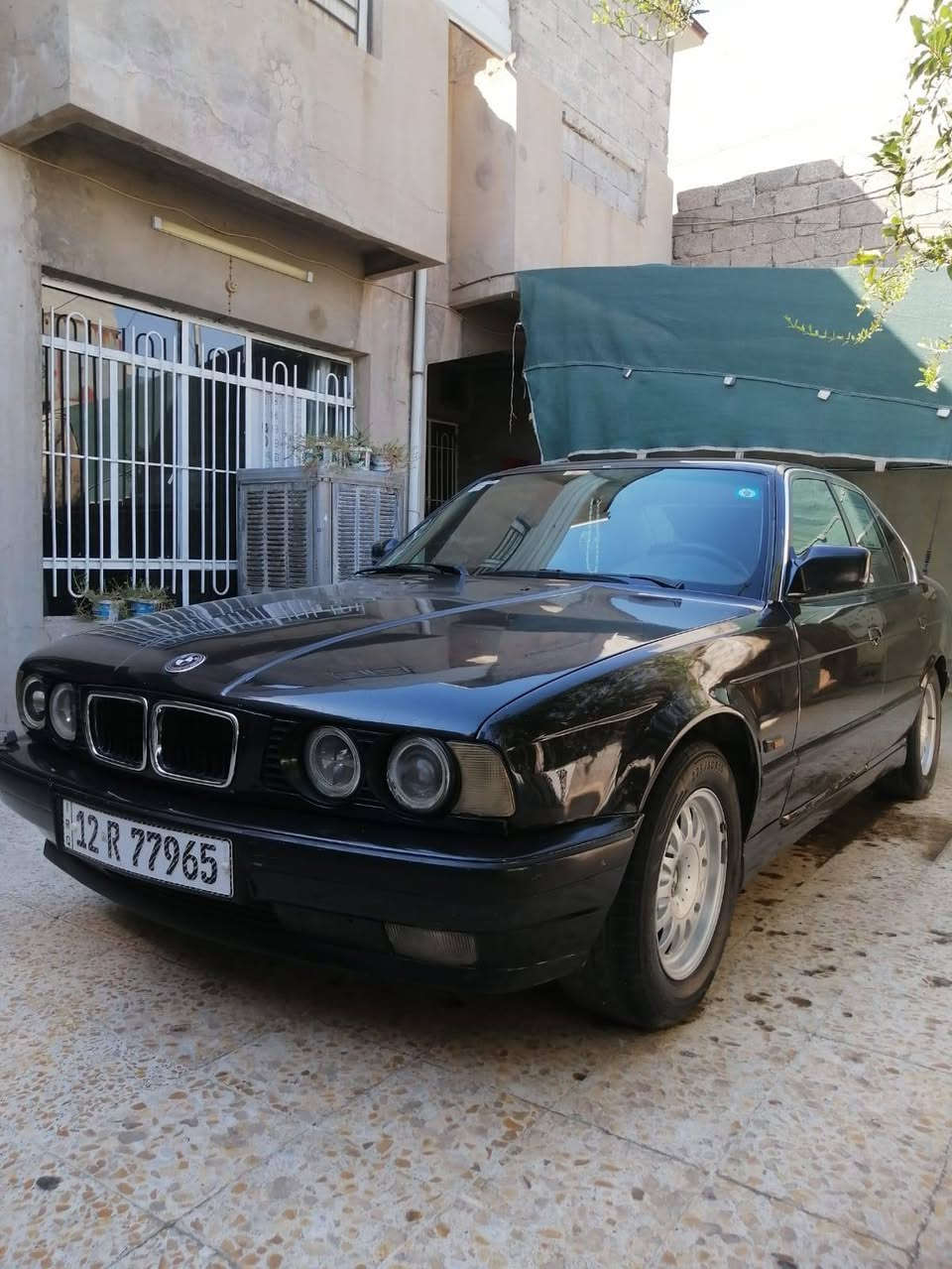 بيئم 525 اسود كير عادي محرك وكير شرط محرك 20 كبس عليها  صدر خلفي وامامي جديد لايت زينول منضومة جديده وايرمنيه كلها شغاله سيارة جاهزه مايعوزها شي مكاني موصل السعر 42 وبيها مجال بصيط خاص ما اجاوب الشراي يتصل ***********
