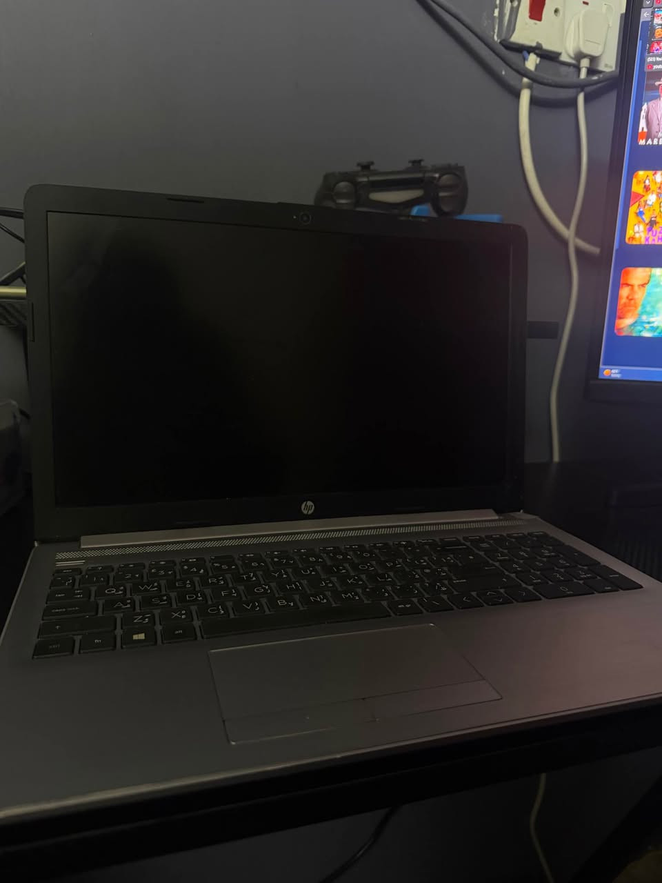 💻 لابتوب HP للبيع
• الشاشة: Full HD بدقة عالية
• المعالج: AMD Ryzen 5 3500U
• الرام: 8GB DDR4 (قابل للزيادة، يوجد منفذ فارغ)
• التخزين: 256GB SSD
• كارت الشاشة: AMD Radeon Vega 8 (2GB مدمج + 3GB مشترك)
• الحالة: شغال وأداءه ممتاز 100%، توجد خدوش ولثم خفيف بالطرف موضح بالصور.
• الاستخدام: ممتاز للدراسة الهندسية، البرمجة، والتصفح.
📍 المكان: بغداد - الشعب (متوفر توصيل)
📲 واتساب / اتصال: ***********
💰 السعر: 275,000 دينار عراقي بغداد, العراق

