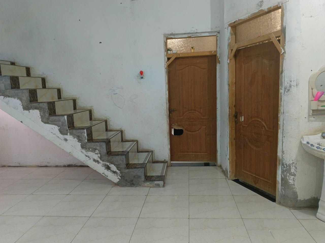بيت للبيع بشارع معمل الثلج مساحه 150 متكون من غرفتي النوم صاله واستقبال ومطبخ غرفه ثالثه بالطابق الثاني تواصل على الرقم/***********
