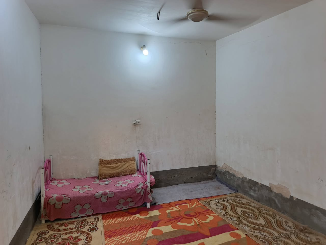 سلام عليكم بيت للبيت خلف مطعم جواد 
مساحه البيت 125م 
يحتوي عل استقبال 
وهول وغرفتين نوم 
وحمام داخلي وخارجي 
الاستفسار عل الرقم *********** خابرني وبيك خير ودلل
