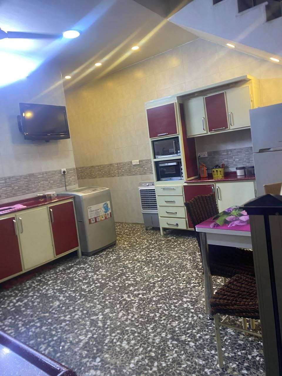 ١٠٠م • بناء حديث • ٣ غرف