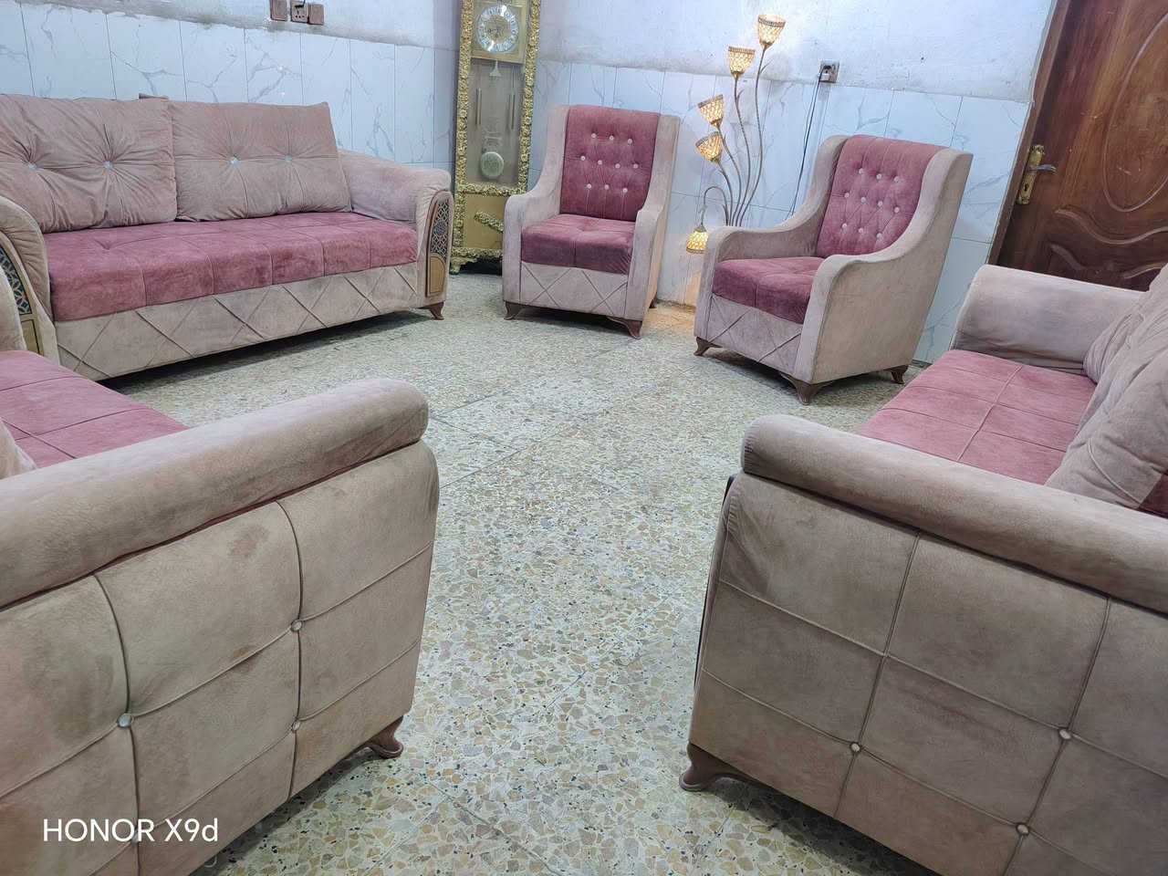 تخم تكمه نظيف جدا 10مقاعد ب270الف وبي مجال المكان الوشاش *********** يوجد توصيل بكروة يوجد واتس اب

نص مكتوب في الصور:
- HONOR X9d