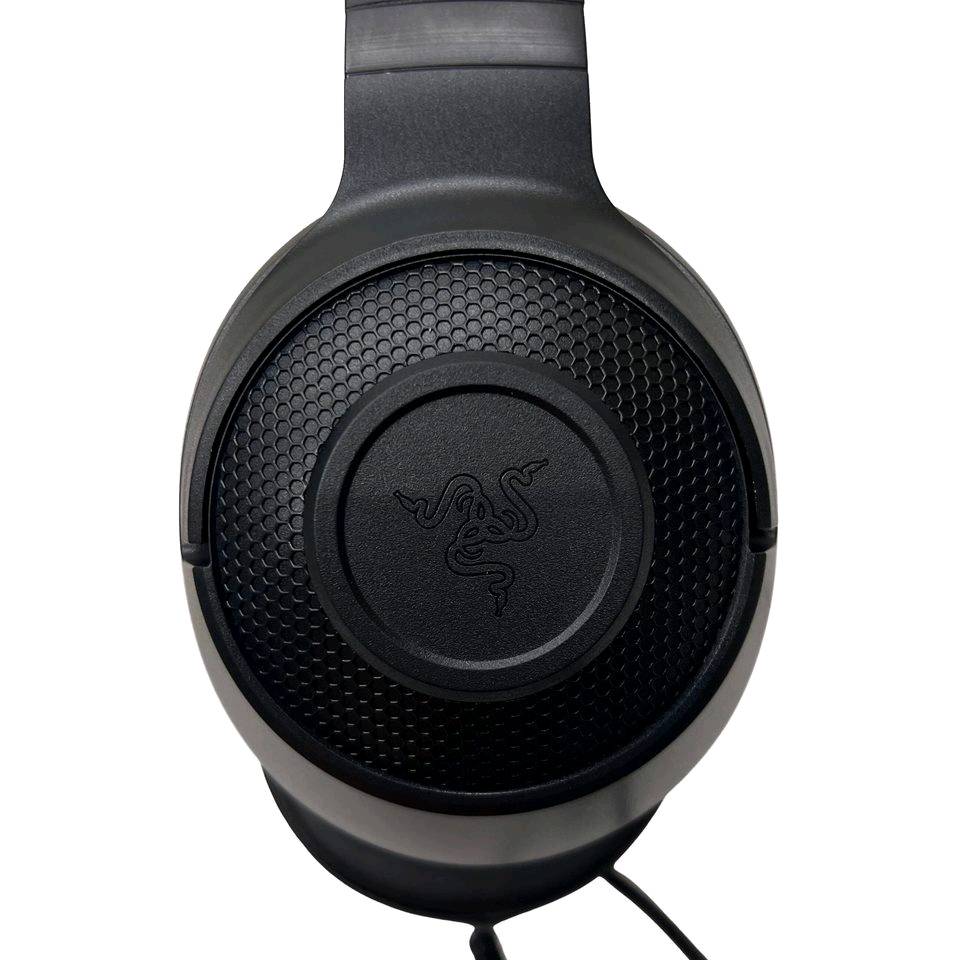 🎧🔥 Razer Kraken X – خفة ما تحس فيها وصوت يخليك وسط اللعبة!

صوت محيطي 7.1 🎯، ميكروفون واضح 💬، ووسائد أذن مريحة 👓

متوافقة مع كل أجهزتك 📱💻🎮

استعد للغوص في تجربة لعب لا تُنسى!

سماعة رأس فائقة الخفة مصممة لجلسات الألعاب الطويلة والمريحة.

تتميز بتصميم خفيف الوزن للغاية بوزن 230 جرامًا فقط مع وسائد أذن من إسفنج الذاكرة لتمنح راحة مثالية أثناء اللعب لساعات دون إحساس بالثقل.

توفر تقنية الصوت المحيطي 7.1 تجربة صوتية غامرة مع تحديد موضعي دقيق للأصوات، للتعرف على اتجاهات الخصوم بدقة أثناء اللعب.

مزودة بمحركات صوتية مقاس 40 مم مضبوطة حسب الطلب لتقديم صوت قوي وواضح مع جهير عميق وغامر يمنح تجربة صوت واقعية ومفعمة بالتفاصيل.

يأتي الميكروفون القلبي الشكل القابل للطي بتصميم مرن قادر على عزل الضوضاء المحيطة من الخلف والجوانب، ليمنح صوتًا واضحًا في التواصل داخل الألعاب أو أثناء المحادثات.

تحتوي على قنوات مخفية مخصصة للنظارات تعمل على تقليل الضغط حول العينين وتوفير راحة إضافية لمستخدمي النظارات.

عصابة رأس قابلة للتعديل مع وسائد أذن بيضاوية الشكل تضمن ملاءمة مثالية ومتانة عالية مع الاستخدام اليومي المستمر.

اتصال تناظري 3.5 مم متوافق مع الكمبيوتر، بلاي ستيشن 4، نينتندو سويتش، إكس بوكس ون™، والهواتف الذكية.

مصممة بعناية لتجمع بين الراحة، الأداء العالي، والجودة الفائقة التي تشتهر بها RAZER.

للاستمتاع بتجربة ألعاب واقعية وغامرة مع Razer Kraken X – الخفة التي لا تُشعر، والصوت الذي لا يُنسى.

​✨ للطلب أو الاستفسار:
تواصل معنا عبر الرسائل الخاصة (DM) 📩
أو عبر حساباتنا (إنستغرام، فيسبوك، تيك توك): @shopsonyiq
📱 واتساب: ***********
​💰 السعر: [40 الف 
🚚 التوصيل: مجاني لجميع محافظات العراق 🇮🇶