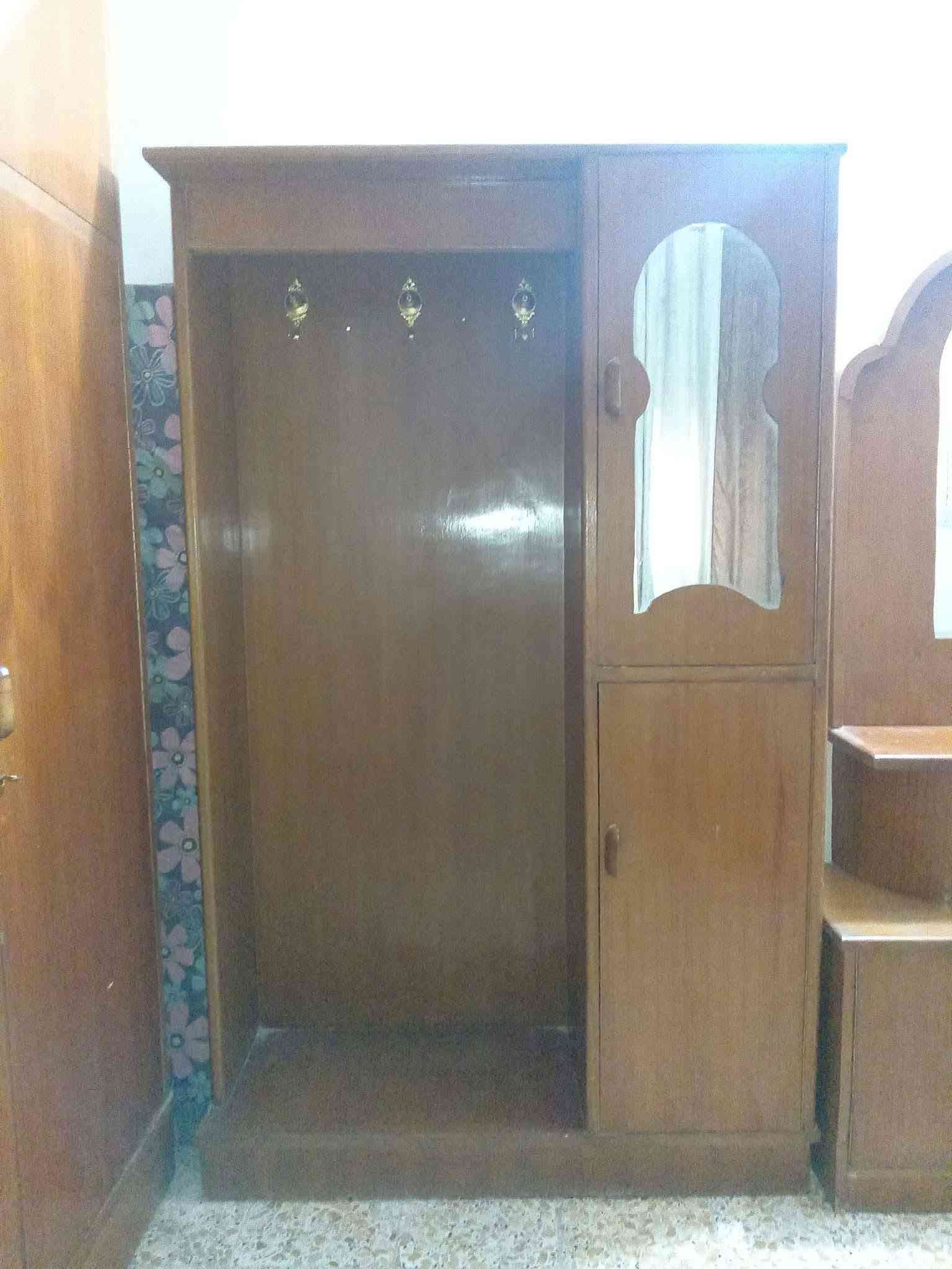 سلام عليكم غرفة اخشاب كاملة للبيع ب سعر مناسب للتواصل ***********
