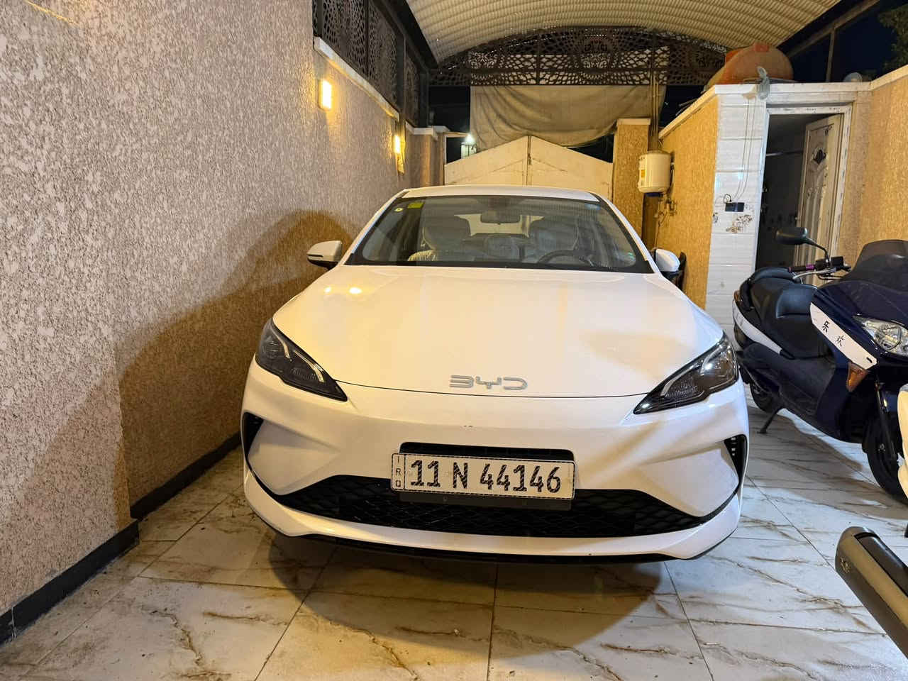 السلام عليكم سيارة BYD S5 موديل 2025 للبيع بغداد بسمي تحويل ثاني يوم ماشيه 7000 الف قابلة للزيادة بيها رصعة بارد جاملغ السايق ساحبها بالجهاز على كد إصبعين مابينه شخط باب الخلفي وره السائق سيارة بعدها بوضع الشركة مكانها بغداد 
السعر 20,500  عشرين مليون اونص/ رقم الهاتف الشراي يتصل ***********
