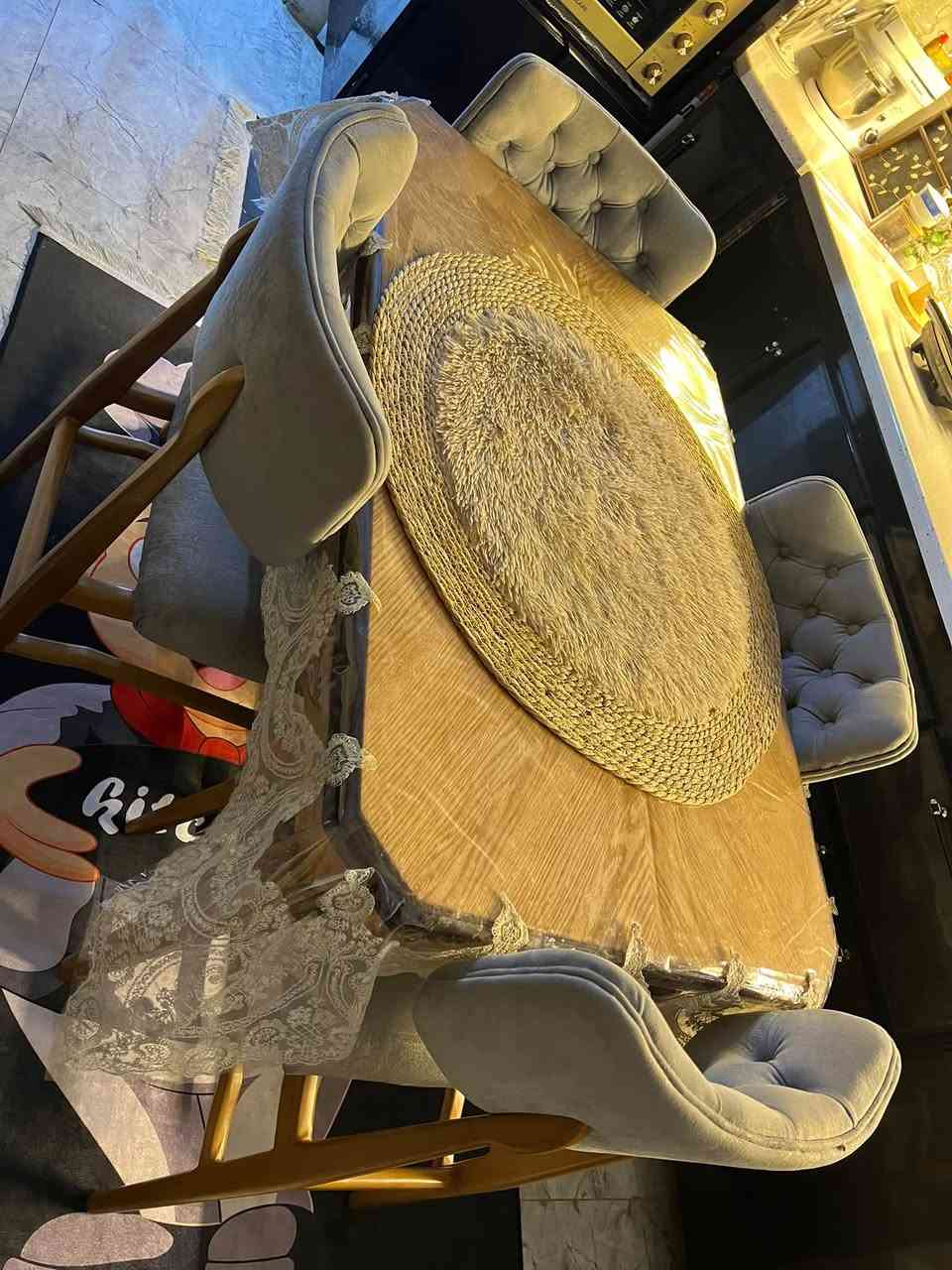 للبيع طاوله طعام مع 4 كراسي خشب صاج اصلي استخدام قليل سعرها 550 وبيها مجال بسيط للاستفسار ***********
