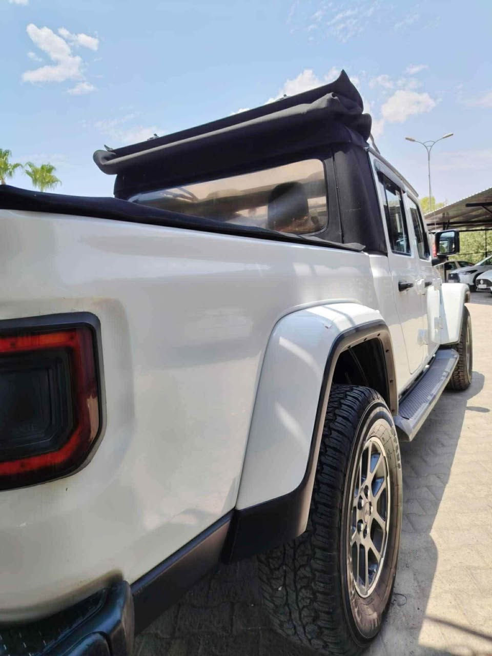 Jeep gladiator 2020
جيب كلاديتور
سيارة فول فول مواصفات وارد امريكي ماشيه ١٢٠ الف ميل محرك كير اكسلات كفالة جاهزه من كل نواحي و با سمي وكالة بسمه سياره بيها ثلاث مكانات تكحيل بسيط جدا جاملغ بودي وره سكن بكد شبير و عندك جاملغ امامي سبغ و جوه الباب سايق هم بكد شبر تكحيل ارباك بس ستيرن 
رقم شاسي 1C6HJTFG5LL130615
سعر  ٢٧٠ و بيها مجال 
رقم تلفون ***********
*********** أربيل, العراق
