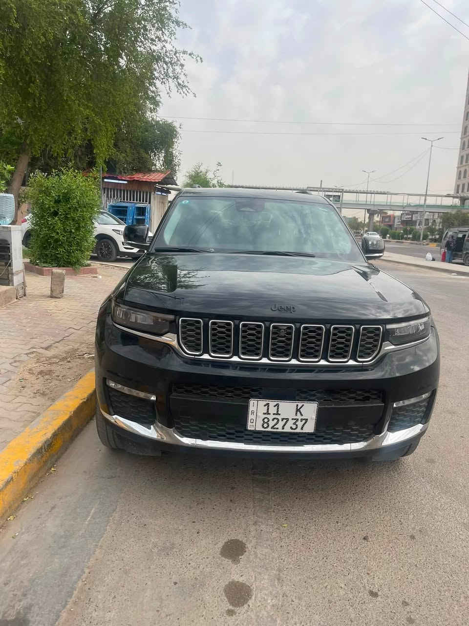 السلام عليكم جيب كراند شيروكي لمتدد سبع راكب موديل ٢٠٢٣ كشنات منفصله استيرادي الخاص من مزادات امريكا بدون ايرباكات حادثها بسيط جدا بالرغم من ذلك تم استبدال القطع بأخرى نفس اللون بلاديه للعلم كذلك البجم كبس شركه رقم بغداد باسمي العنوان بغداد شارع ١٤ رمضان قرب ساحة اللقاء ***********
