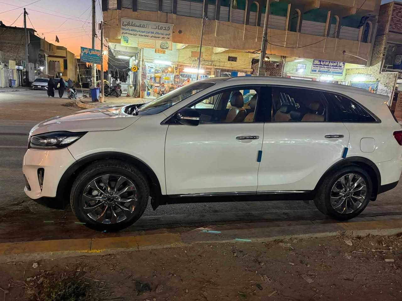 السلام عليكم 
سورنتو 2019 خليجي للبيع 
سياره نظيفه جدا ماشيه 84 الف مواصفات عاديه جنطه كهرباء مري كهرباء ستيرن تحكم 
بغداد مكفوله من الحادث والصبغ بيها بارد بين البابين جهه الصدر 
مدينه الحريه الثالثه *********** 

السعر 235 ورقه

