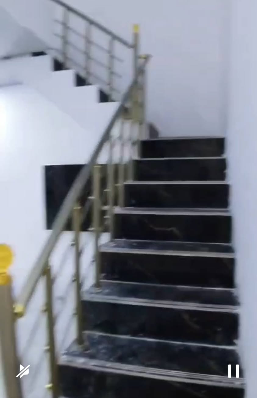 فرصه استثمارية أو سكنية مشتملين متجاورات  طابقين للبيع مساحه كل واحد 100م طابو زراعي سند 25 مكاتبه ووكاله تستلم خارطة وتصميم والديكور وموقع درجة اولى يتكون من استقبال وغرفتين نوم وصالتين ومطبخ  منعزل وصحيات داخليه وخارجية وطابق ثاني الخدمات ماء وكهرباء وتبليط وخط مولد وإنارة وشارع عرضه 10 م ام العضام العثمانية  دخول مقابل الطب العدلي فرع الثاني او من نقطة الشرطة على السده الفرع الثاني سعر الواحد 70مليون وقابل للتفاوض تفاصيل اكثر داخل الفيديو للاستفسار خاص او *********** فقط بيع نقد لا قسط ولا مراوس
