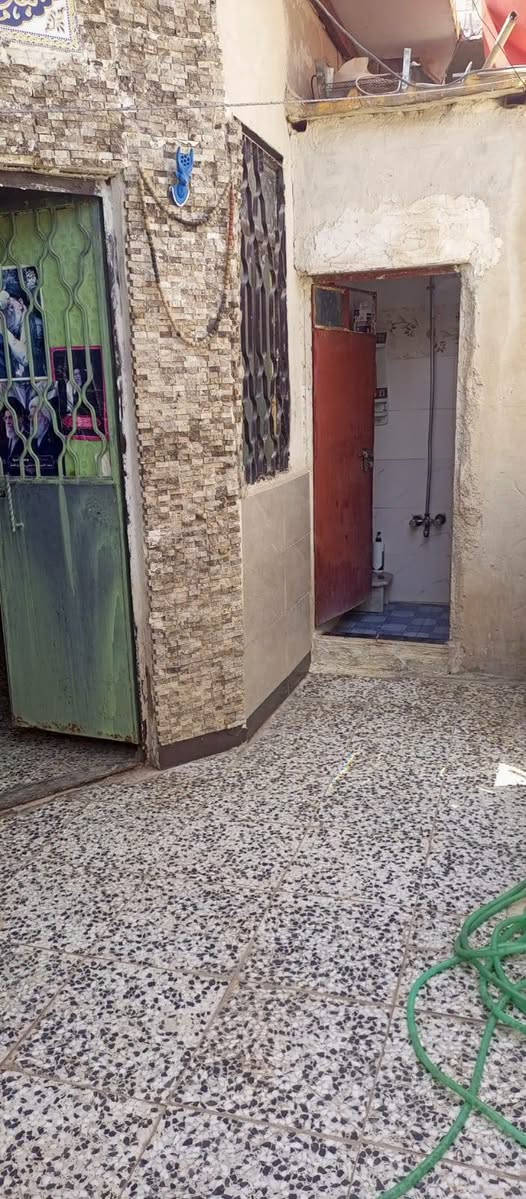 بيت للبيع المساحه 100م  سند 25 يتكون من غرفه وستقبال ومطبخ وصاله وصحيات  السقف سندويج   ماء ومجاري وكهرباء يبعد عن الشارع 200م المكان الحر الصغير على البزل حي الهادي قرب مخزن سيراميك شهرزاد ***********  سعره 45  وبي مجال
