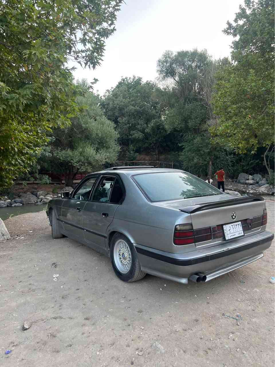 سەلام و علیکم 
بۆ فرۆشتن و گۆڕینەوە
بیئێم BMW 525i 
گێڕ عادیە
تاقم وەیار عادیە 
مەکینە عادیە
مۆدیل ١٩٩٣ 
کامل و مکمل پێش پانە
ئاوێنە گوێبەرخە
لایت ئەڵقەیە
دەعامیەکانی M
کوشن جڵدە
شەش کەلە
گێچ ئەمریکیە
دەشبول ئێرباگ
سوکان ئێرباگ و ڤۆلیۆم
ناو ڕەشە
سڵایدە
دوو جام کارەبایە
ڕەقەم کەرکوکە
٤ویل و تایەی لۆکە
پانکەی کارەباییە
ناو داخلی زۆر جوانە 
تەنجیل و ئێمپیفایەر مەزبوتە
ناو گێچی کامل کامل ئیش دەکات گێجی بەنزین زۆر زۆر مەزبوت لیتر بە لیتر دەخوێنێتەوە مەکینەی بە شەرت گێڕی سەیارەی دەفتەریە کلاج و عەینە و فلاونی تازەیە تاقم پلاکی ئەوروپیە تاقم نۆزڵی ئەوروپیە ئیرفلۆی ئەوروپیە سەیارەکەم کامل مەسرەفم کردوە و هەموو شتیم مەزبوت کردۆتەوە قەترە خایسی نیە ساحێب سەنەوی دیار نیە نامە مەنێرە بڵێی بە ناوم دەکات یان نا ؟ بەس پارەی غڕامە و حاسیبەی دراوە و پاکانەی بۆ کراوە ئەوەلیاتی بەشەرت موس بە شەرت بڕاوە بە شەرت وەرگەڕاو بە شەرت بۆ قوەتیش باسناکرێت تازە بۆیاخ کراوە تەڵیشەی هەردوو دەعامی و تەنیشتەکانی لۆکە سەیارەکە جایز کراوە بۆ مەسەلەی بەنزین خواردنیش بەنزین ناخوات بەڕۆژوە زۆر کەم مەسرەفە ڕۆن و فلتەری تازە گۆڕاوە کارەبایی زۆر زۆر مەزبوت هەموو گیانی ئیش دەکات گڵۆپی ناو داخلی شانەکانی دواوەشی ئیش دەکات 
گۆڕینەوەش دەکەم بە هەقی خۆی و لە سەر دڵگرتن ) 
ڕەقەم تەلەفون*********** شومان, أربيل
