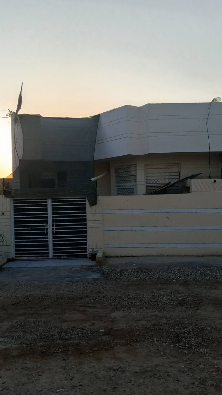 السلام وعليكم
بيت البيع +غرفت نوم + صاله + حمام داخلي+ ستقبال + مطبخ+ البيت جديد كامل 
البيت 105متر  واجهيت البيت 6 متر نزال 15 متر 
الشارع 10 متر التيل بل باب + مولد سحب 
يبعد عن الشارع العام 350 متر 
حواس شارع حي ام البنين الشارع ب
صف جميل الحداد وتنزل 
(***********)
تصال ع رقم

