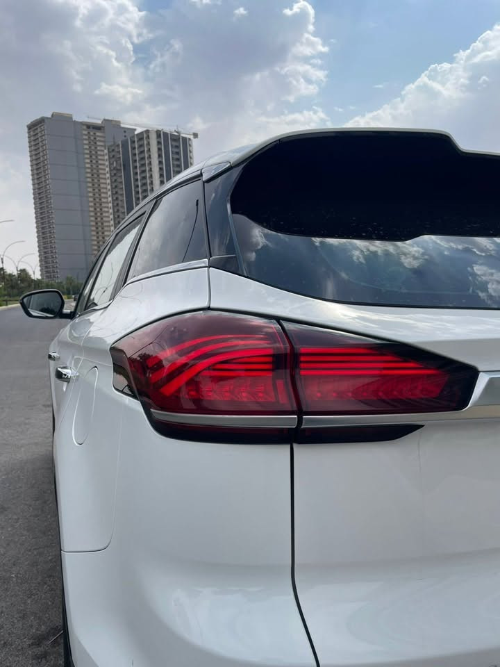 جێلی ئازکارا  ٢٠٢٣(Geely Azkarra 300T)

مەکینە: ١.٥ لیتر تۆربۆ، ٣ پستۆن لەگەڵ سیستەمی مایلدهایبرید (Mild Hybrid - 48V).  ١٩٠ هۆڕس پاوەر 
٧ خێرایی ئۆتۆماتیک (DCT) دەبڵ ئەکسل (AWD). مواصەفاتی شەریکەی باجگرە

کوشنی جلدی قاوەیی و ناوەوەی قاوەیی و ڕەش. بەس سەقف سلاید نیە ،شاشەی گەورە گێڕی کارەبایی و هاندبرێکی کارەبایی لەگەڵ سیستەمی ئۆتۆهۆڵد (Auto-hold). ڕەنگی سپی، لایتی پێش و دواوەی LED.

هێشتا زەمانی (گەرەنتی) شەریکەی ماوە. تەنیا بۆ چوون و گەڕانەوەی سەر کار بەکارهاتووە زۆر خاوێنە. سەنەدی پاکە و بێ کێشەیە (کێشەی غەرامە و بەناوکردنی نییە). تەنها 85000km رۆیشتووە

بۆ زانیاری زیاتر پەیوەندی بکە ***********. تکایە ئەگەر کڕیار نیت و مەبەستت کڕین نییە، پەیوەندی مەکە.
