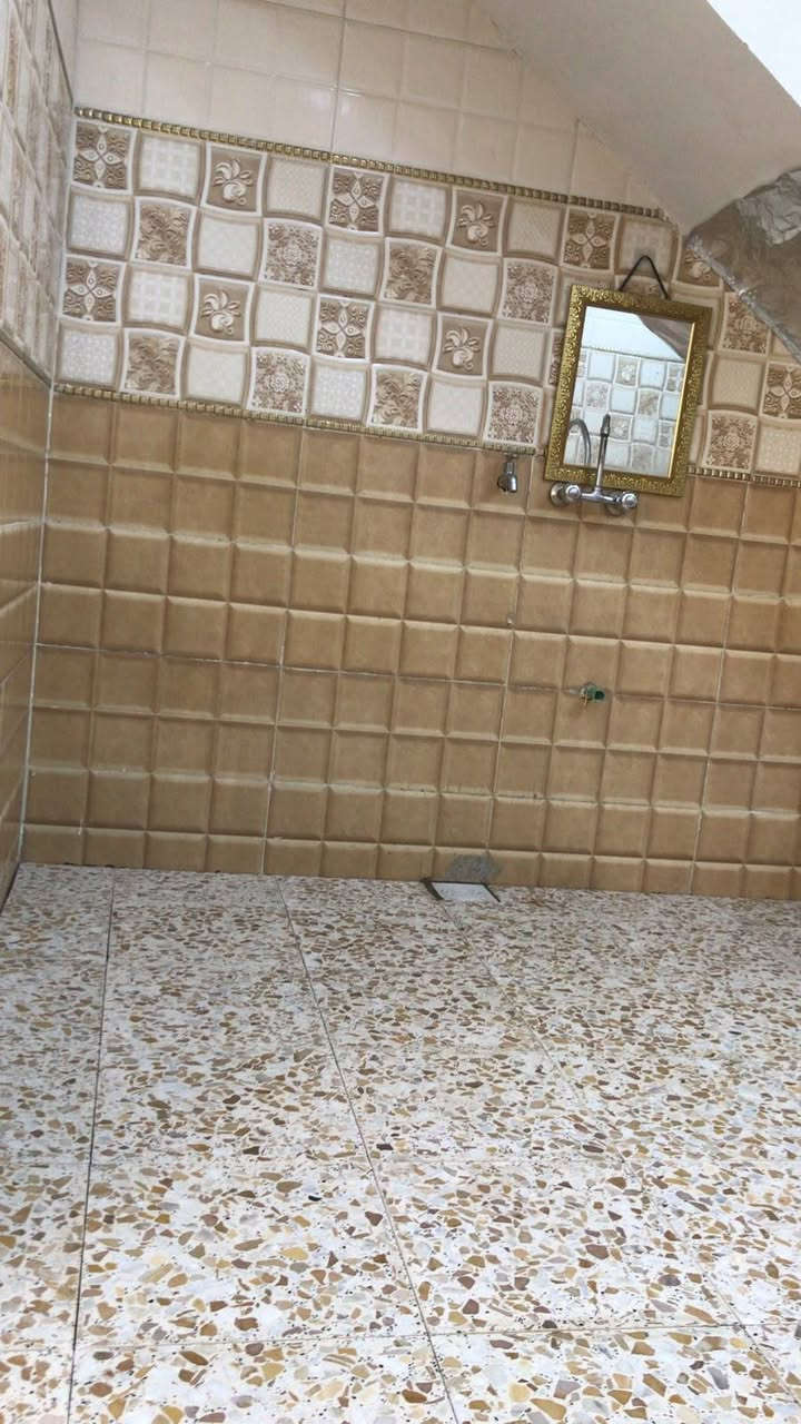 يالله رهنيه٧٣متر طابقين ٣غرف نوم واستقبال صحيات فوك وجوه وخارجية  يكمل المحجر  والبيبان الفوك  استلام كامل الرهن ٣٠ايجار ١٠٠ والمده سنتين استفسار *********** وتدللون  العنوان ألخطيب الزراعي قريب الهياكل قرب جامع أبو تراب

نص مكتوب في الصور:
- الطابق الاول