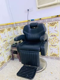 يوجد كرسي شبح  ومرايات حلاقه واناره شغاله للبيع نضيفات مكان بغداد قرب ...
