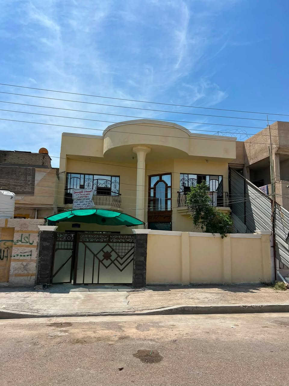 للبيع دار في طليطلة  المساحة 180 متر واجه 9 نزال 20طابو
يحتوي على 4 غرف نوم حمامات 2 جدا نضيف شارع 20 متر تبليط جديد منطقة جدا هادئة للاستفسار ***********
