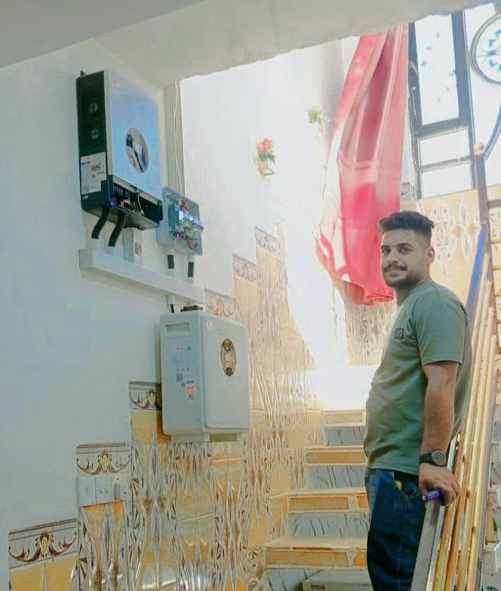 بسم الله 
وببركه الله 
نبارك للخال حسين بتنصيب منضومه شمسيه نضيفه صديقة للبيئة 
بقدره 
8    امبير نهارا 
5    امبير ليلا 
تتكون من 
#جهاز فلستي 17امبير
#بطارية فلستي 5ك واط ساعه
#الواح جنكو 635واط التصنيف الاول عالميا 
مع بقيه المكونات حديد مغلون واسلاك توصيل وجوزات حمايه وقواطع للاستفسار ***********او المراسله
