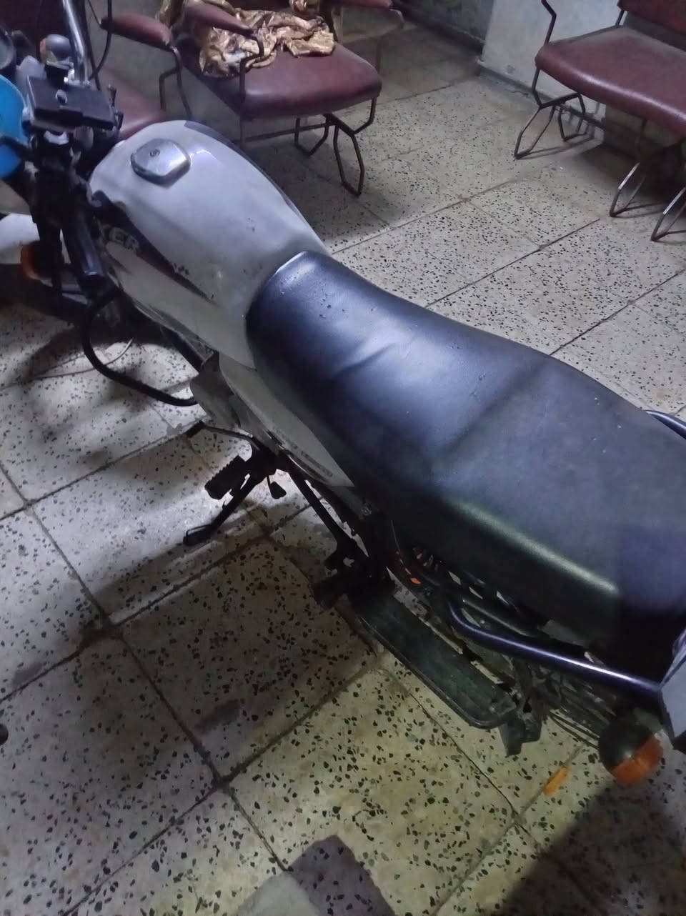 سلام عليكم دراجه البيع مرقمه بسمي مجفته تجفيت شركه كله أصلي انطيك تراي وين ماتريد تاير خلفي جديد  مديل ٢٣ السعر ٢٥٠٠ وبيها مجال بسيط مكان بغداد شارع فلسطين ***********
