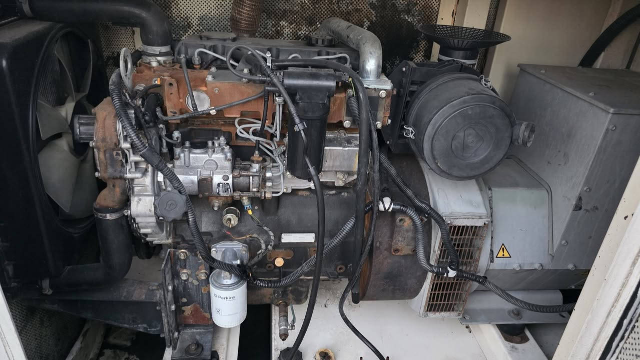 للبيع مولد 50 KVA (بيركنز أصلي) 
• ​نوع المحرك: بيركنز (Perkins).
• ​القدرة: 50 KVA.
• ​الحالة: نظيف (كاتم للصوت).
• ​الموقع: الكوت ( يوجد توصيل )
• ​الفحص: شغال وجاهز .
• للاتصال : ***********
