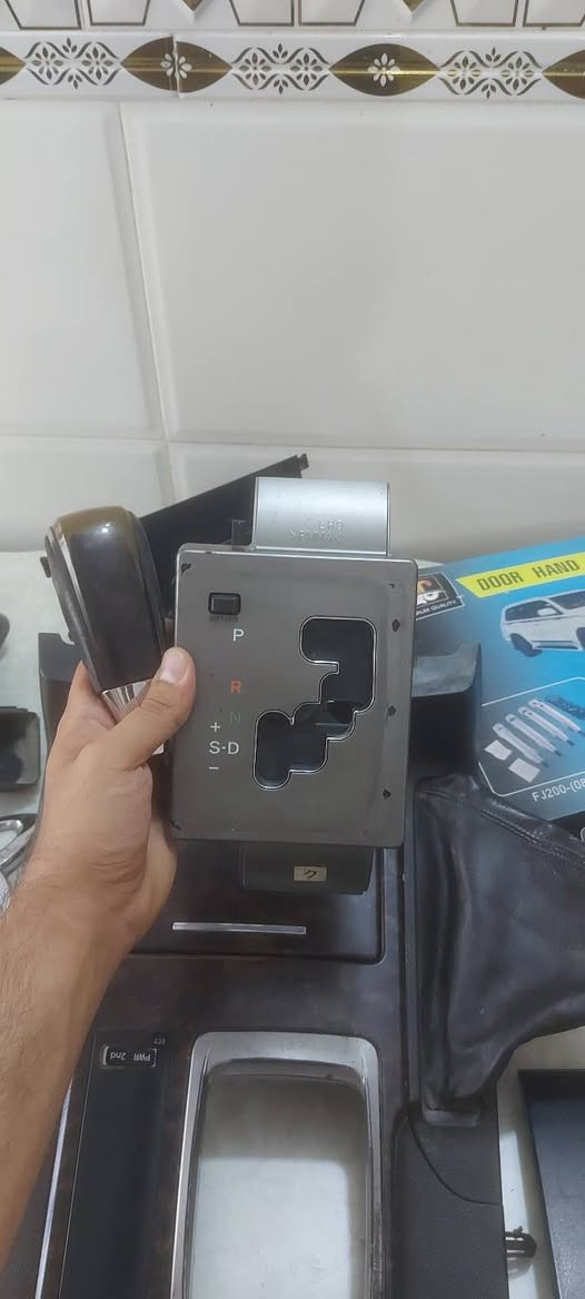 سلام عليكم
غراض لاند كروز Gxr بلاديات للبيع 
يرهم من ٢٠٠٨ لل ٢٠١٥ 
مسجل 
صاج دواخل 
عصا الكير مع ملحقاته 
علامه تويوتا الاصلية 
منفضة 

توصيل متوفر 

***********
