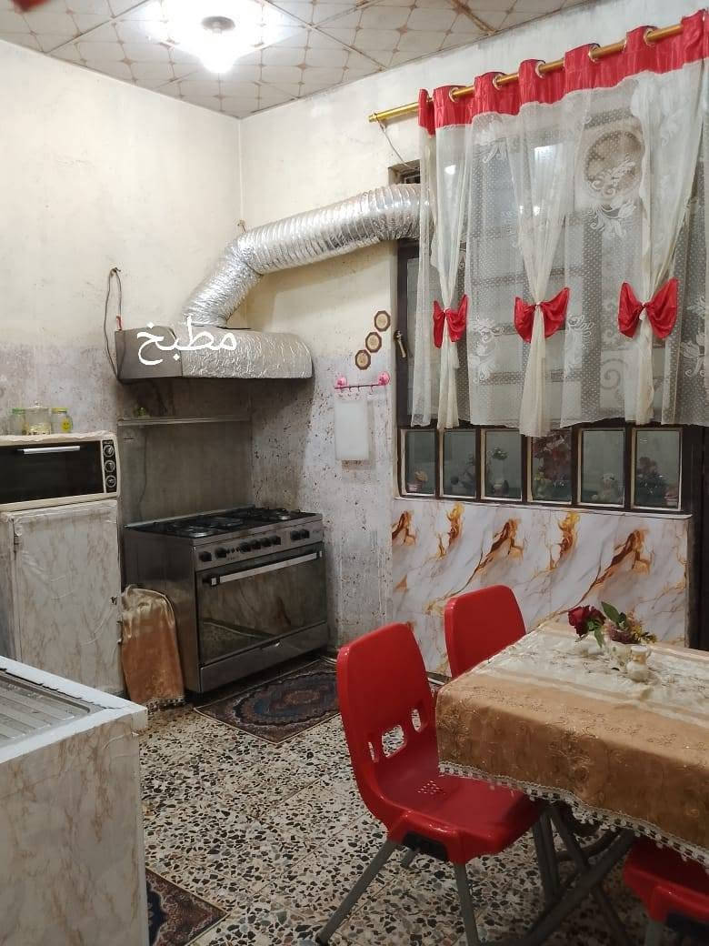 السلام عليكم بيت للبيع المساحه ١٠٠ متر البراكيه شارع المطار القديم خلف أسواق الأمير البيت يحتوي على غرفه صاله مطبخ استقبال صحيات داخلي وخارجي السعر ١٨ مليون معه المجال الاستفسار على الرقم *********** مكتب بركات العباس ع
