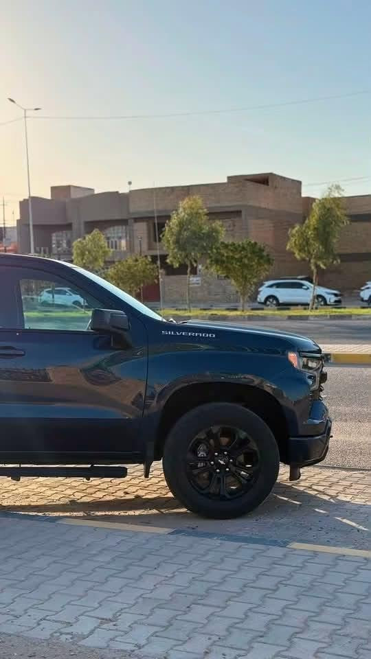 للبيع
شيفروليه سلفرادو LT موديل 2023 (الشكل الجديد)
 الموديل: 2023
 الفئة: LT
 الحجم: غمارتين( باب طويل بدي قصير)
 اللون: كحلي مميز (Dark Ash Metallic)
 المحرك: 4 سلندر 2.7L TurboMax (قوة 310 حصان / عزم 583 نيوتن.متر)
نوع الكير: أوتوماتيك 8 سرعات علاّگ (مع التحكم اليدوي + / -).
 نظام الدفع: رباعي 4x4 (مع أوضاع قيادة متعددة)
المواصفات والتجهيزات:
 الخارجية:
 إضاءة LED بالكامل (أمامي وخلفي) + كشافات نهارية
 جنوط ألمنيوم سوداء مقاس 20 إنش مع إطارات مشلن (Michelin) خلفيه جديده
 دواسات جانبية سوداء
 هوك قلص خلفي جاهز للقطر مع درجات صعود على زوايا الصندوق
 الداخلية والتقنيات:
 شاشة مركزية كبيرة مقاس 13.4 إنش تدعم Apple CarPlay و Android Auto لاسلكياً
 لوحة عدادات ديجيتال بالكامل مقاس 12.3 إنش
 تشغيل عن بعد + دخول ذكي بدون مفتاح
 مكيف أوتوماتيكي ثنائي المناطق
 أنظمة الأمان:
 (كبح طوارئ ذاتي، تنبيه تصادم أمامي، ومساعد الحفاظ على المسار ومثبت سرعه نوعين)
 كاميرا خلفية عالية الدقة
السياره بدون حادث بدون أيرباك كلشي سليم فقط سرقه
السعر 285 وبيها مجال
تواصل:- ***********

