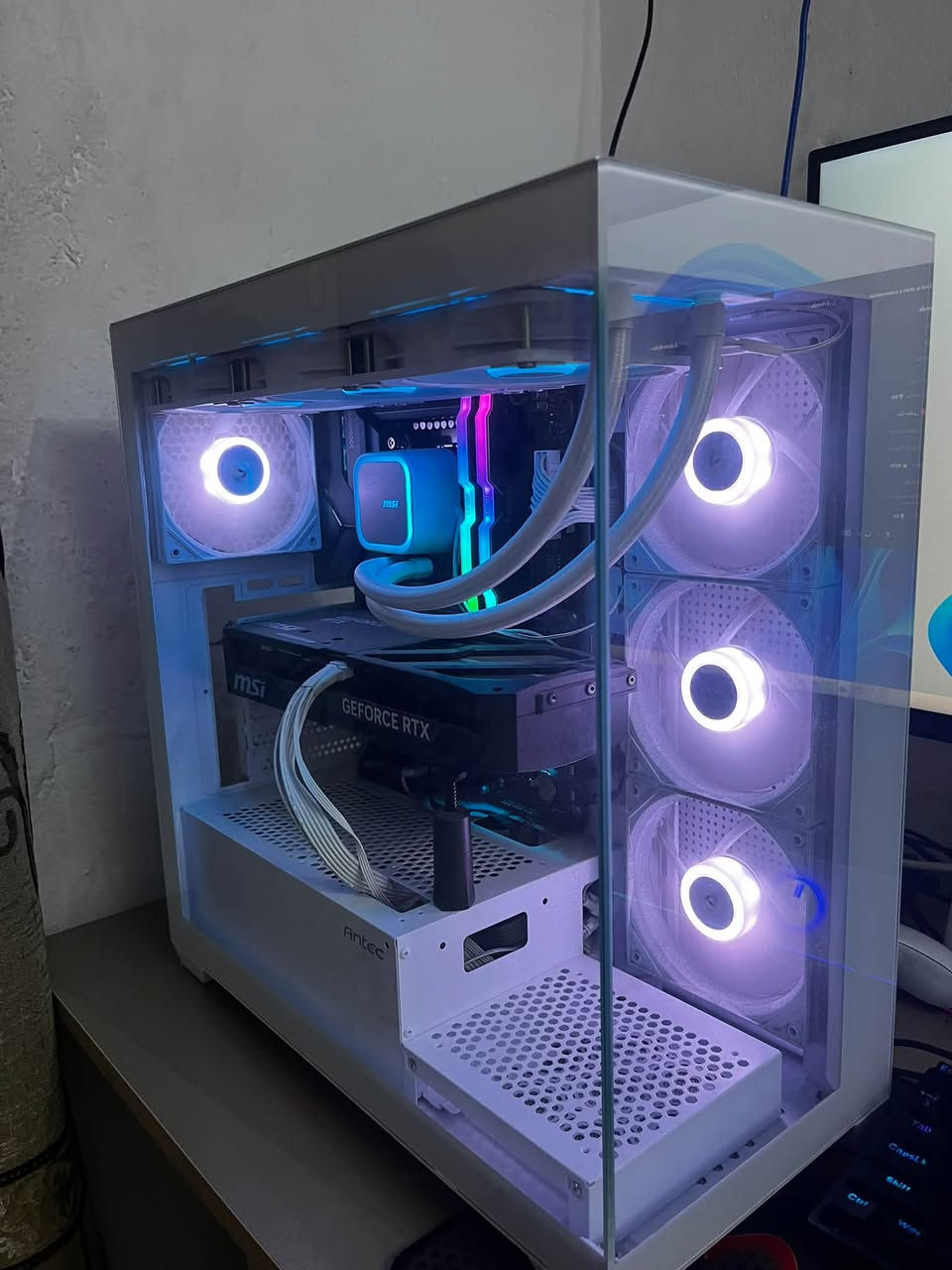 سلام عليكم حاسبه فول بس كيس مواصفاتها

الكيس: ANTEC CX300 ARGB WHITE
 لوحة الأم: GIGABYTE B860 EAGLE WIFI6E
 المبرد: MAG CORELIQUID A13 360 WHITE ST
 المعالج: INTEL ULTRA 7 265KF ST
 الذاكرة العشوائية (RAM): LEXAR 16GB 6000 RGB
 كارت الشاشة (GPU): MSI RTX 5070TI 16G SHADOW 3X OC
 التخزين (Hard): WD GREEN M.2 500GB SN3000
 مزود الطاقة (Power Supply): THERMALRIGHT TG 1000 WHITE GOLD PCIE5
وندوز 11 برو مفعل الحاسبه جديده جدا وتره اشتريتهه رايدهه 3100000ثلاثه ملايين و100الف بيهه مجال جدا بسيط اخوان كلشي موجود بالسوك هاي القطع مختارهه بعنايه 
مامتواجد هواي علا الفيس 
***********
