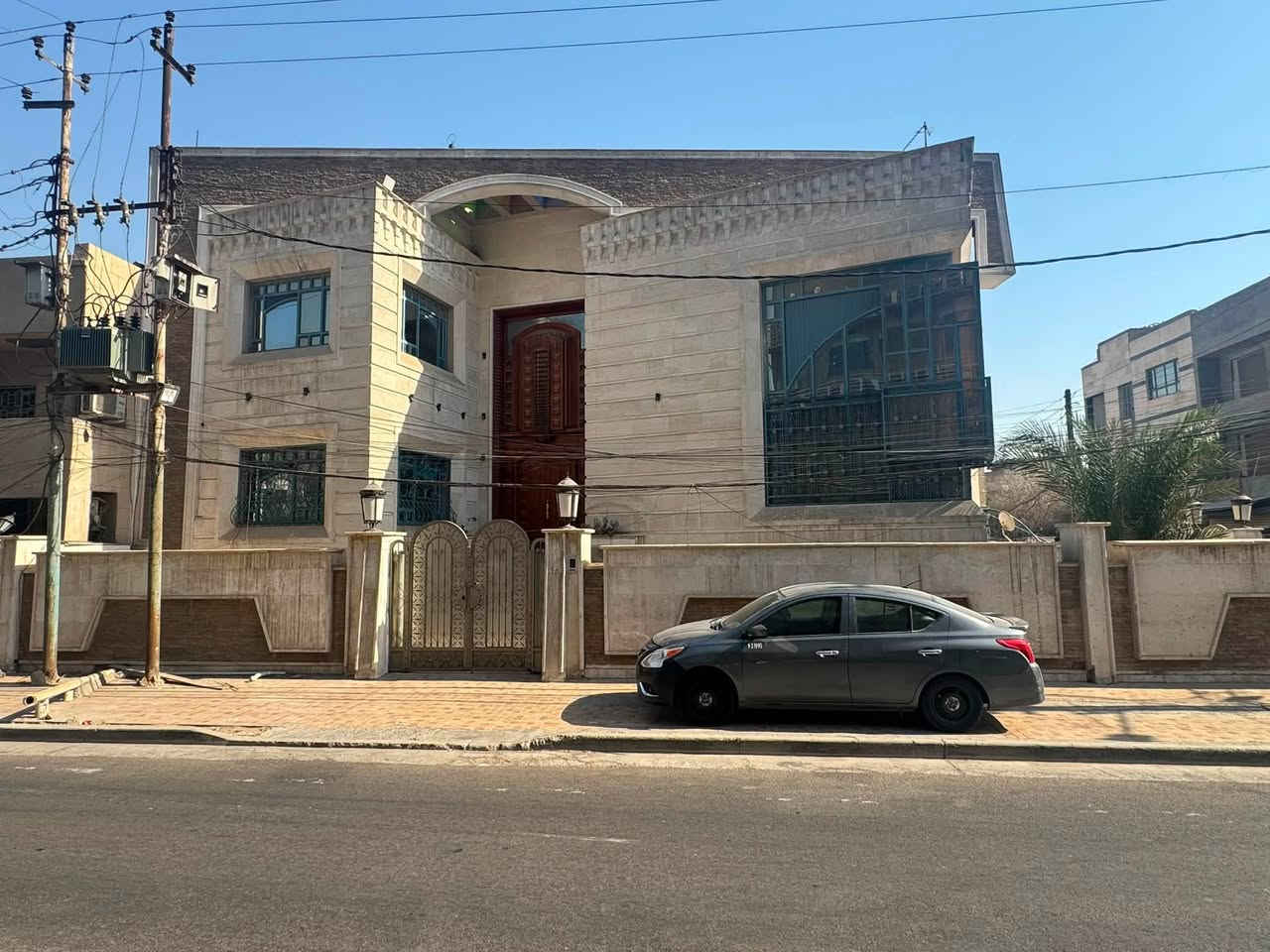 السلام عليكم
عقار تجاري للايجار
الموقع في المنصور قرب مطعم حجي حسين
المساحة 500 متر بناء حديث جدا فخم 
العقار يحتوي على 5 غرف نوم سويتات + استقبال + حوليات 2 + سرداب يحتوي غرفة عاملة وغرفة حارس + كراج سيارات مغلق + مطبخ وخدمات
العقار صالح لاي نشاط تجاري بدون تغييرات داخل العقار

السعر 5.500 دولار بالشهر (55$)

للاستفسار *********** غيث الكبيسي
