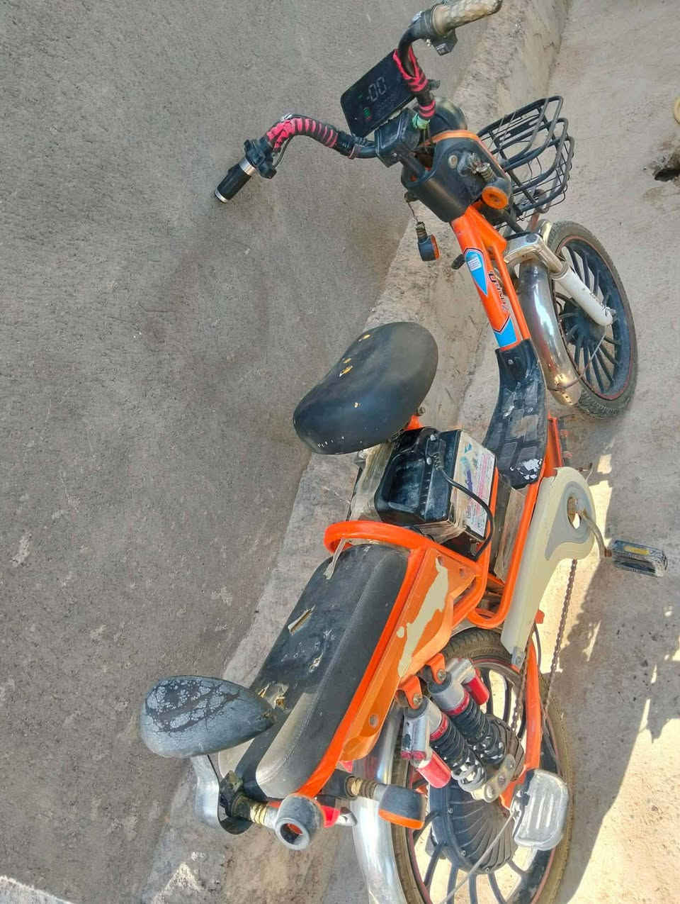 السلام عليكم 
ثلاثه دراجات شحن  للبيع شغالات كلشي شغال بيهن شاير يمنه يسره 
هورن بوش صوت عالي لايتات زنون  بدون بــطــاريــات 
  
المكان كربلاء حي السلام
للستفسار ***********
ملاحظة حافضات مال بطاريات موجودات  
السعر 230الف وبيهن مجال
