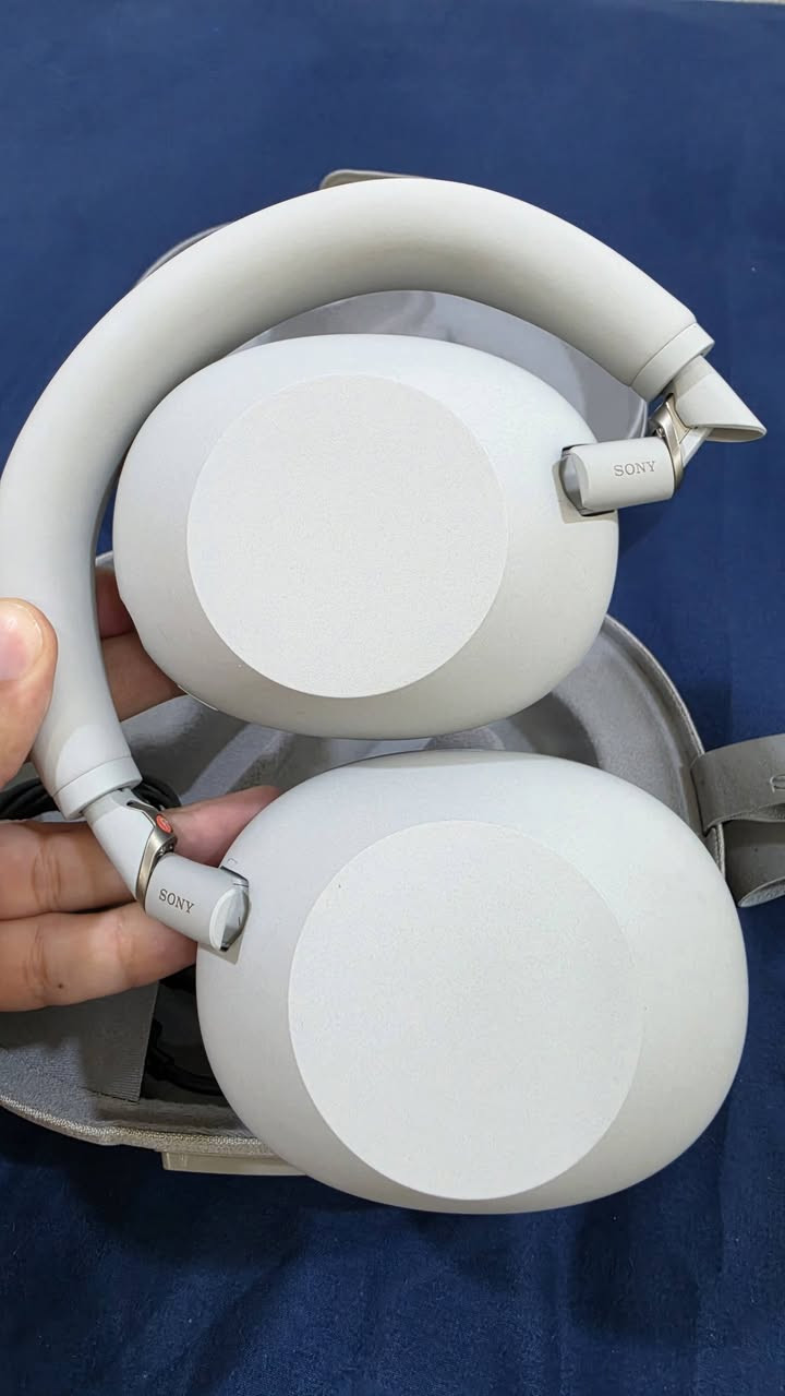 سماعه xm6 جديده ماخذهه قبل سبوعين ب ٥٠٠ الف سعر البيع ٤٠٠ الف و والله جديده وكامل غراض
لان احتاجيت اريد ابيعهه ووياهه فاتوره بيهه كل تفاصيل 
*********** 
واتس مسجات فقط اخوتي 
مكاني بغداد الحريه لا يتوفر توصيل
