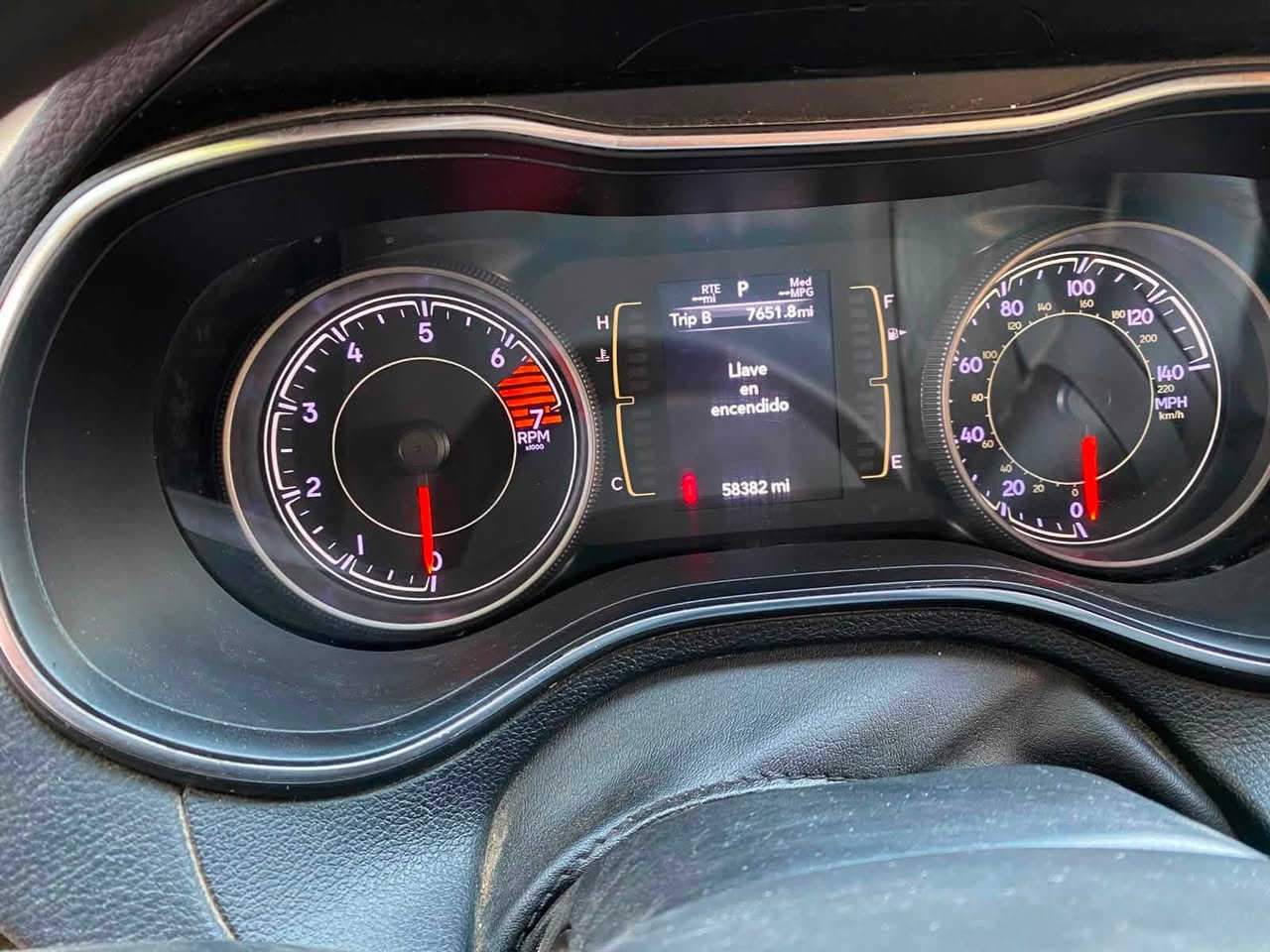 سياره جيب للبيع  الستفسار  ***********.    السعر ١٢٥ وبيها مجال بصيط
