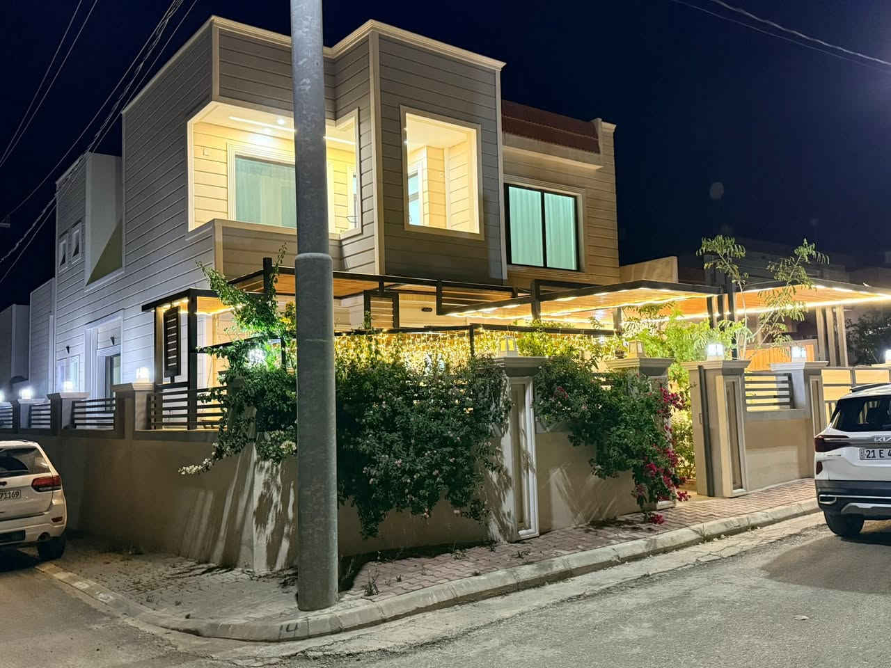 🏡 بيت للبيع في وند ستي – موقع مميز جداً 🔥

📍 الموقع: وند ستي – أول فلكة على اليمين  
📐 المساحة: 240 متر  
🧱 ركن – طابو صرف – بناء طابوق صغير  
💪 أساس رفت قوي وبناء شخصي بمواصفات عالية جداً

✨ مواصفات البيت:
▪️ الطابق الأول:
صالة كبيرة مع استقبال، مطبخ، غرفة نوم، صحيات، ومخزن صغير  
فول مغربي تركي (طلب شخصي) مع ديكورات فخمة وتشطيبات راقية  
الدرج ودوائر الشبابيك مرمر فاخر  
ألمنيوم عالي الجودة مع جامات للدرج

▪️ الطابق الثاني:
3 غرف نوم + صالة + صحيات + 2 بلكونة  
فول مغربي تركي وديكورات حديثة جداً

🌳 البيت يحتوي على:
✔️ كراج سيارة  
✔️ حديقة جميلة  
✔️ سقيفة خارجية مرتبة  
✔️ دبل تانكي 3000 لتر  
✔️ دبل ماطور بوستر صاعد ونازل

🛋️ إمكانية الاتفاق على شراء الملحقات مع صاحب الدار عند الشراء.

🔄 كما يوجد إمكانية مراوسة مع بيت 200 متر في وند ستي.

💰 السعر: 145 مليون و بيها مجال قليل ( و ماعدى مبلغ المطلوب. باقي على الشركة 5 دفاتر  بالشهر تدفع 700$ دولار. شهر دفع و شهر متدفع )

📞 للاستفسار أو الاتصال:
***********
