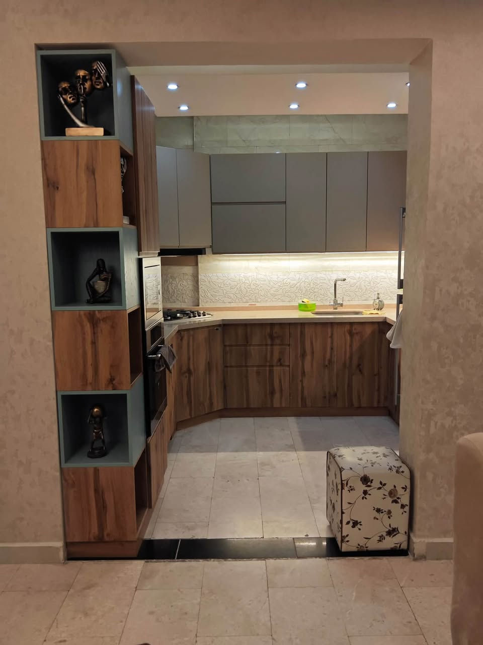 شقة للبيع 

مجمع الايادي السكني ( بسكولاته ) 

عمارة 20 
طابق ٥ 
وجه عالسريع 

163 متر مربع 

الشقة صارفين عليها ومغير هواي امور بيها 

أرضيات الشقة مرمر 
حمامات إسباني من اشتي 
غربيات ومغاسل وخلاطات فيترا تعليق 
الشبابيك دبل كلاس مع المنيوم ثيرمل بريك من الومكس 
الأبواب خشب تركية
الكاونتر خشب hdf من كارش
باب سلايد بالغرفه الوسطيه يفتح على مخزن
سبالت عدد 4 گري 
سخانات عدد١ 
الشقه تباع مؤثثه
 

لمعرفة تفاصيل اكثر الاتصال عالرقم 
***********
