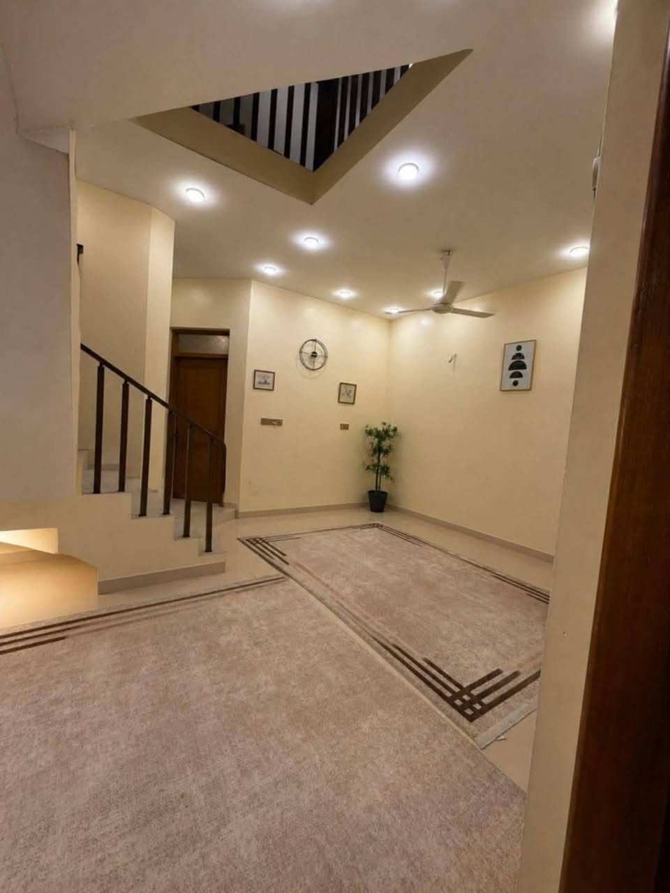 اعلان دار للبيع /​📍

⏰ تم تخفيض السعر / 185 بليد /💰 
مطلوب اسكان 44 / 💰 

​🏡 دار للبيع في الديوانية – أم الخيل الرابعة
​فرصة ممتازة للتملك في موقع مميز وهادئ!
​📍 الموقع: الديوانية - أم الخيل الرابعة (نزلة حمامكو بيروت - ثالث فرع).
📐 المساحة: 150 متر مربع (الواجهة: 7.5 م × النزال: 20 م).
🏗️ نوع البناء: طابقين (كونكريت مسلح).
💰 الوضع المالي: مطلوب صندوق الإسكان (44 مليون دينار عراقي) 
التزديد 260 كل شهر 
​🔹 التفاصيل والتقسيم الداخلي:
​الطابق الأول:
​غرفة استقبال كبيرة.
​صالة واسعة + مطبخ. ♨️
​غرفتان نوم.
​مناور للتهوية والإضاءة.
​مجموعات صحية (داخلية وخارجية). 🛁
​الطابق الثاني:
​صالة واسعة.
​حمام ومجموعة صحية.
​📞 للاستفسار والمعاينة:
يرجى مراجعة مكتب أحمد الشمري للاستثمار والتطوير العقاري أو الاتصال على الأرقام التالية:
📱 ***********
📱 ***********
