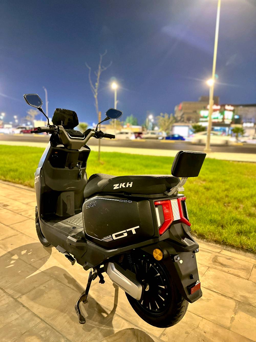 دراجة صاعقة  ZKH للبيع في البصرة 2026 شكل مميز 
فوول مواصفات  
⚫️6 بطاريات 32 امبير  نوعية كرافين
⚫️ تمشي بالشحنة الواحده 60  كيلو تقريبا أو أكثر حسب السرعة
⚫️ الكشن طبي 
⚫️ ضد الماء 
⚫️شاشة ديجتال 
⚫️ نضام 3 سرع والسرعة 
السرعة القصوى 80 حقيقي 
 تشغيل بصمه  وسويج 
⚫️ كهربائيات كلهن شغالة بيها رباعية 
لايت زنون عالي وناصي وبگ لايت 
هورن عالي وأشاير يمنى ويسرى 
⚫️ دبل اشارة
⚫️ بلوتوث عالي 
⚫️ شحن سريع شاحنة اصلية 
⚫️ نضام ال R  
⚫️ نضام مثبت السرعة 
⚫️ الملف 2000 w حقيقي 
⚫️ نضام حساسات جانبية وخلفية 
مانع للسرقة 
⚫️ صندوق كبير داخلي
⚫️ غراضهة شاحنة و مرايات
🔴السعر :  800 وبيهة مجال حگ الجية 

العنوان : البصرة : الامن الداخلي

الرقم : ***********