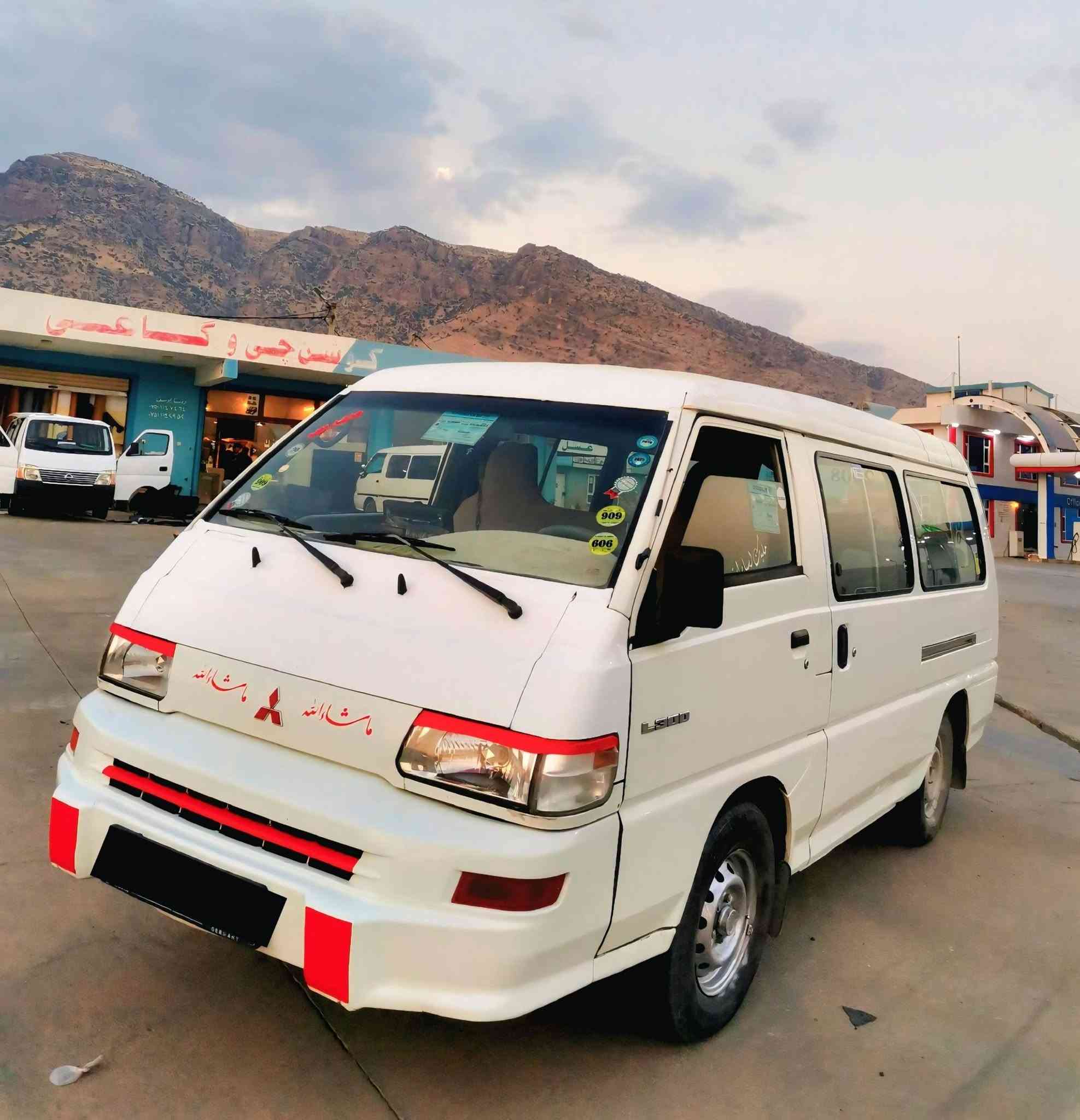 پاس مستر بۆشی 2008
گێروو مەکینەو اکسل بەشەرت 
تەحویل خرامە بەشەرت
تەبرید و مەرگەزی ئیش دەکات 
هەزەی نوێیە 
ئایپادوو کامێرایە
دەرگە کارەبایە
یەک دینار مەسرەفی نیە 
جائیزە بۆ ئیش کردن 
جێ جێ بۆیاغی هەیە سەقفوو شانی نیەتی
مشتەری پەیوەندیمان پێوە بکە 
***********
***********
