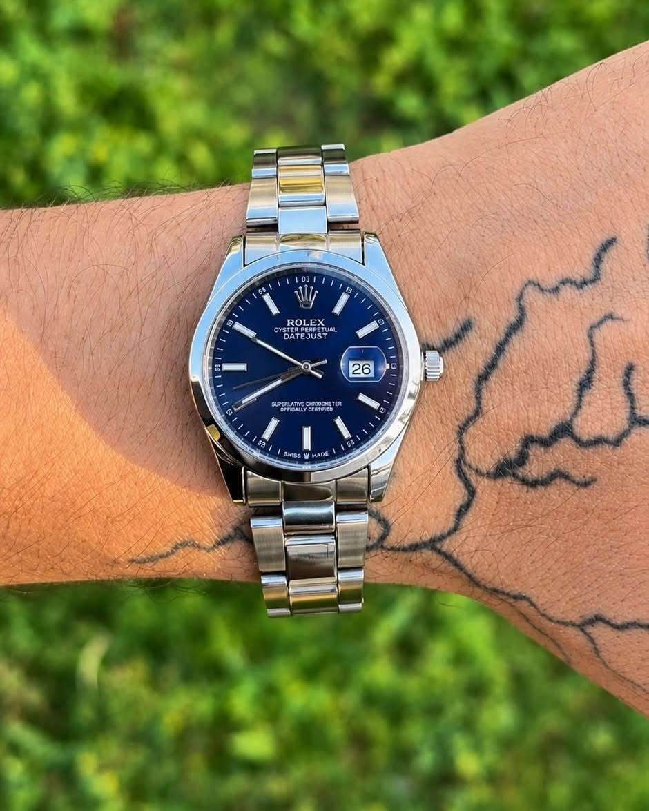 ✨ ساعة رولكس ديت جست (Rolex Datejust) - الشكل الناعم (Smooth Bezel) ✨
الفخامة والأناقة اللي تناسب كل إطلالاتك، بتصميم كلاسيكي عصري يلائم الرجال وللجنسين (Unisex) ⌚🔥
المواصفات والمميزات:
📅 منفذ التاريخ: نافذة لعرض التاريخ عند موضع الساعة 3 مجهزة بعدسة مكبرة واضحة.

⛓️ الهيكل والسوار: ستانلس ستيل بالكامل مقاوم للصدأ والتآكل مع سوار أويستر أنيق ومريح لليد.

💡 المينا والمؤشرات: عقارب ومؤشرات واضحة ومضيئة في الظلام مع شعار التاج الأيقوني.

🔒 القفل: قفل أويستر محكم وعملي.

🎨 الألوان المتوفرة:
🖤 الأسود الكلاسيكي
💛 الأصفر المميز
💙 الأزرق الملكي
🩵 التركواز / التيفاني
💰 السعر: 15,000 دينار فقط 🔥
🚚 التوصيل: 3,000 دينار فقط لكل المحافظات 📦
🛍️ للطلب والاستفسار:
📩 يرجى مراسلة الخاص (الدايركت).
📞 أو الاتصال / واتساب على الرقم: ***********
#ساعات #ساعات_رجالية #ساعة_رولكس #ديت_جست #ساعات_عراق #عروض #تسوق_اونلاين #بغداد #العراق #اناقة #اكسسوارات_رجالية
