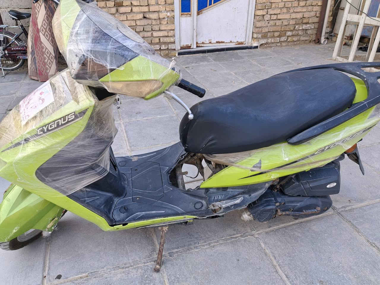 سلام عليكم دراجه فراشه البيع  نضيفه شرك تشغيل نكرت سلف الايتاته شغله كلش قويات باتري توني شده دراجه مجفته تصل عله رقم وبيك خير وتدلل سعر 400 وبيه مجال الطيبين ***********
