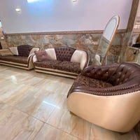 ١٠مقاعد • جلد أبيض وجوزي • نظيفات