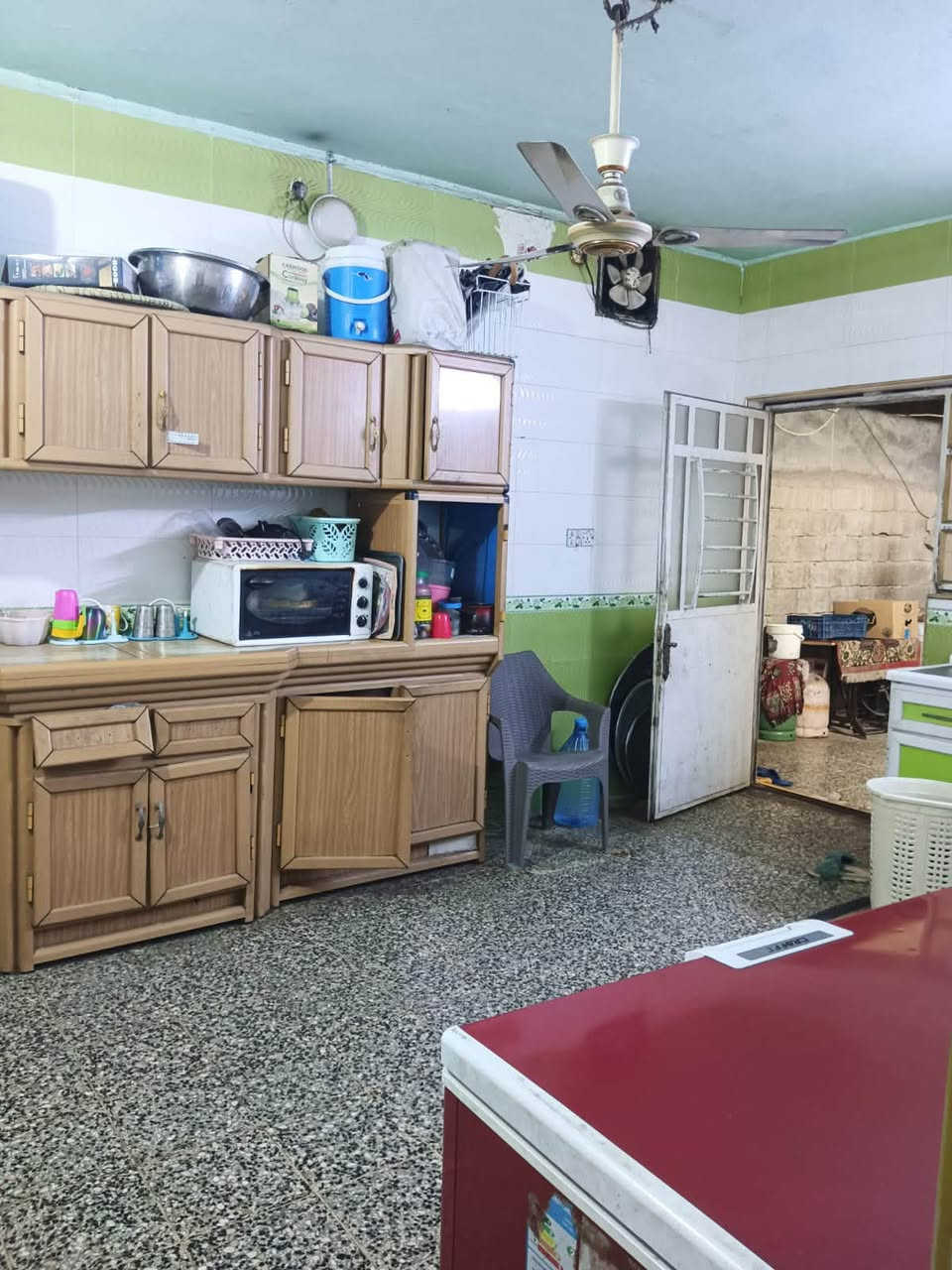 السلام عليكم 
الدار للبيع 
المساحه 300 متر 
📍الموقع حي الشهداء مقابيل جامع الشمري 
طابقين الاول متكون من غرفتين نوم وصاله واستقبال وهول ومطبخ وحمام 
الثاني غرفتين وصاله وحمام 
السعر 210 وبي مجال 
الرقم  ‭ ***********‬
