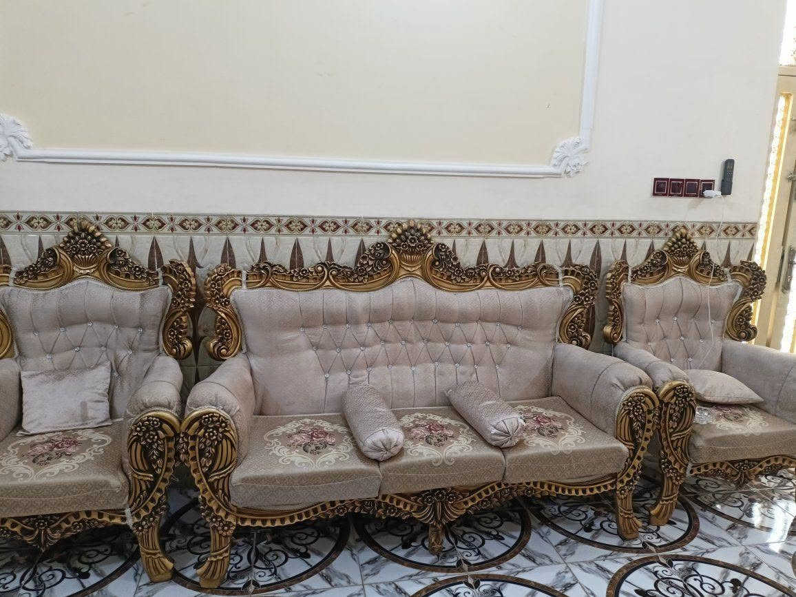 طخم ملكي٢قنفات كبار و٤كراسي السعر مليون
*********** عمارة, ميسان
