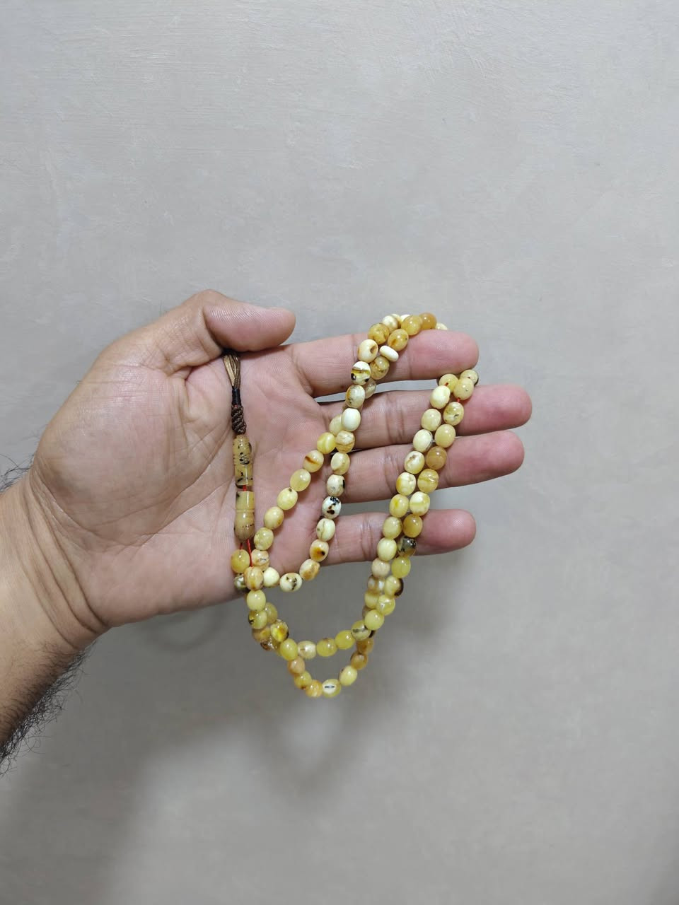 السلام عليكم متاح سبحة كهرب طبيعي واثر قدم على خرزها العدد الخرزات 86 او 87 اخواني كصتها بيض حمام ناعمة كمشتها بليد ناعمة ضايعة مو خرزها كبار وتنشز بليد كمشتها حلوة واهم شي امانة الله ورسولة قديمة مايقارب تسع سنوات عندي ملاحظة الشاهد مكسور وباقي على وضعة الطبيعي سعرها مناسب جداً للتواصل عبر واتساب /***********/
