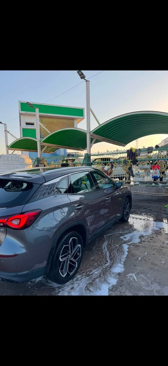 سلام عليكم MG one فول مواصفات اعلى فئة بنورما 5 كامرات قيادة ذاتية كشنات كهرباء موديل 23 لون اسمنتي كفالة عامة وكل سيرفس والصيانة بشركة ماشية 15 الف ضمان 6 سنوات سعر 165 وبيها مجال مكانها في البصرة 
***********
