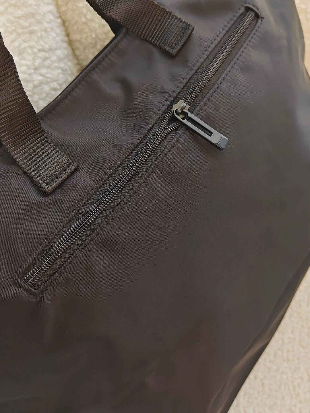جنطة سفر او جم 👜✨
موديل عملي وحجمه كبير، مناسب للسفرات القصيرة والجم 🤎
القماش ضد الماء 💦
متوفرة باللونين: الأسود 🖤 والنفطي 🤎
تجي وياها سير إضافي للكتف
حجمها كبير وتتحمل أغراضكم بكل سهولة ✨
💰 السعر: 18 ألف
🚚 التوصيل لجميع محافظات العراق: 5 آلاف
📸 التصوير حقيقي من داخل المحل 🌱
