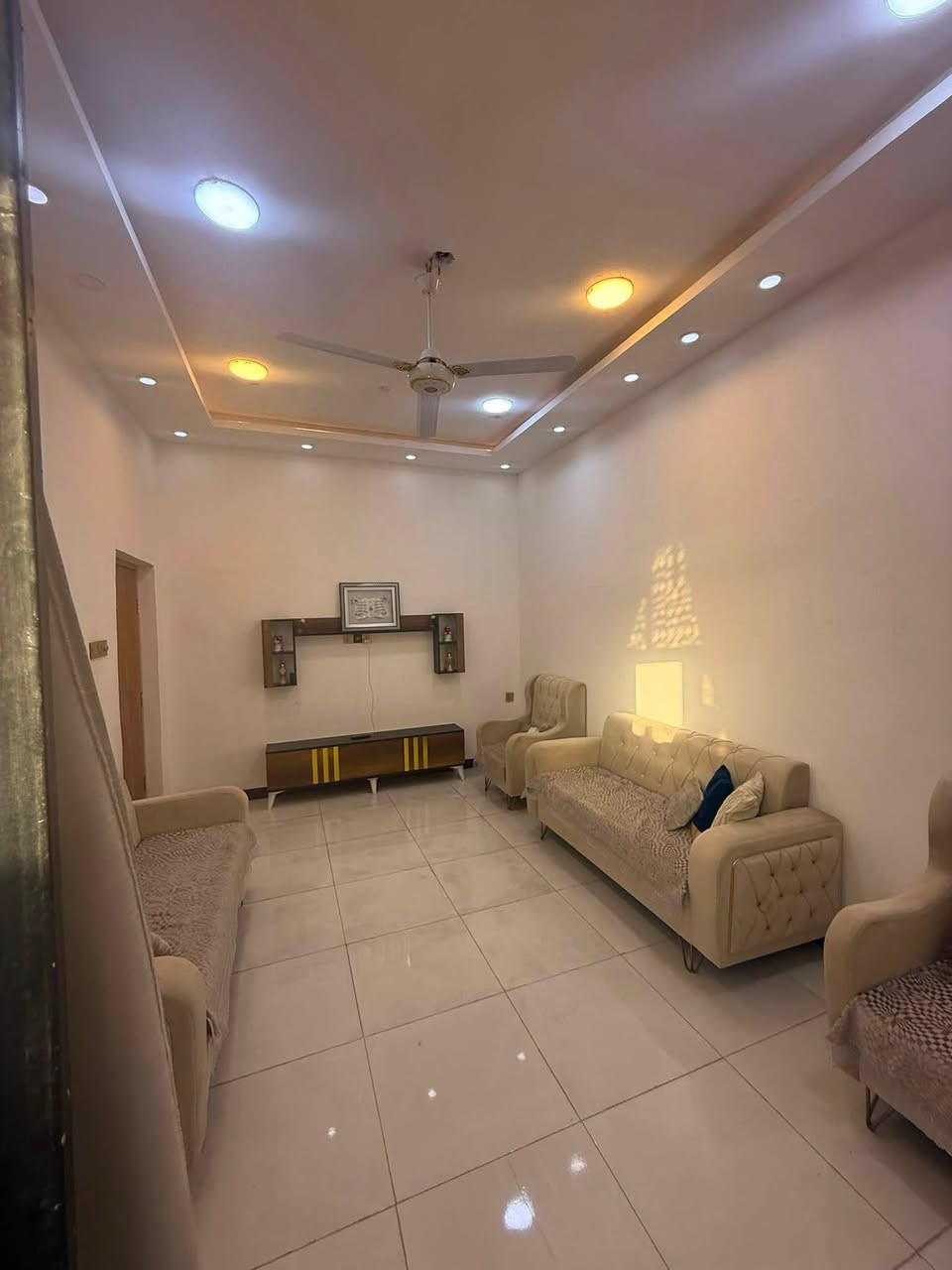 بيت في حي النور مقاطعه 830
مساحه 100 واجها 5 ونزال 20 
طابق واحد سنه البناء2025 
نوع البناء بلوك تجريان محتوياته 
غرفه وصاله ومطبخ ومجموعه صحيات وستقبال ومناور السعر 123 مليون 
وقابل للتفاوض انور اركان عقارات الصفا
هـ ***********
هـ ***********
