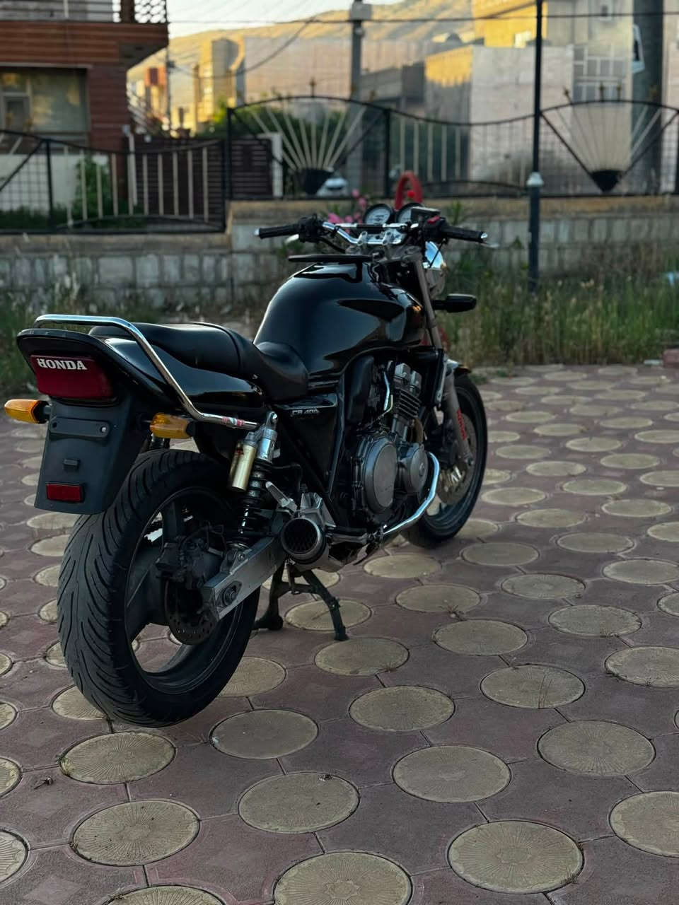 سلاوی خودای گەورەتان لێبێت هاورێیان ئەم cb 400 بۆهێناون مۆدیل 1998 ماتۆرەکە بەشی سەرەوەی کەوەرەکەی کراوەتەوە تەنها وەلف و کاسکێتی گۆراوە بەوشەرتە دەیفرۆشم کێسە کەشی نەکرابێتەوە هەموو گیانی لەسەر دەقی بیلادە ناوتەنکی لۆکە مەکینەی چرکەی تیانیە بەشەرت هەردوو تایەی لۆک لۆکە سعریشی 11 ونيو کەمێک مەجال موشتەری تێل کە ئەزیزن شوێن کۆیە.     
*********** ***********
