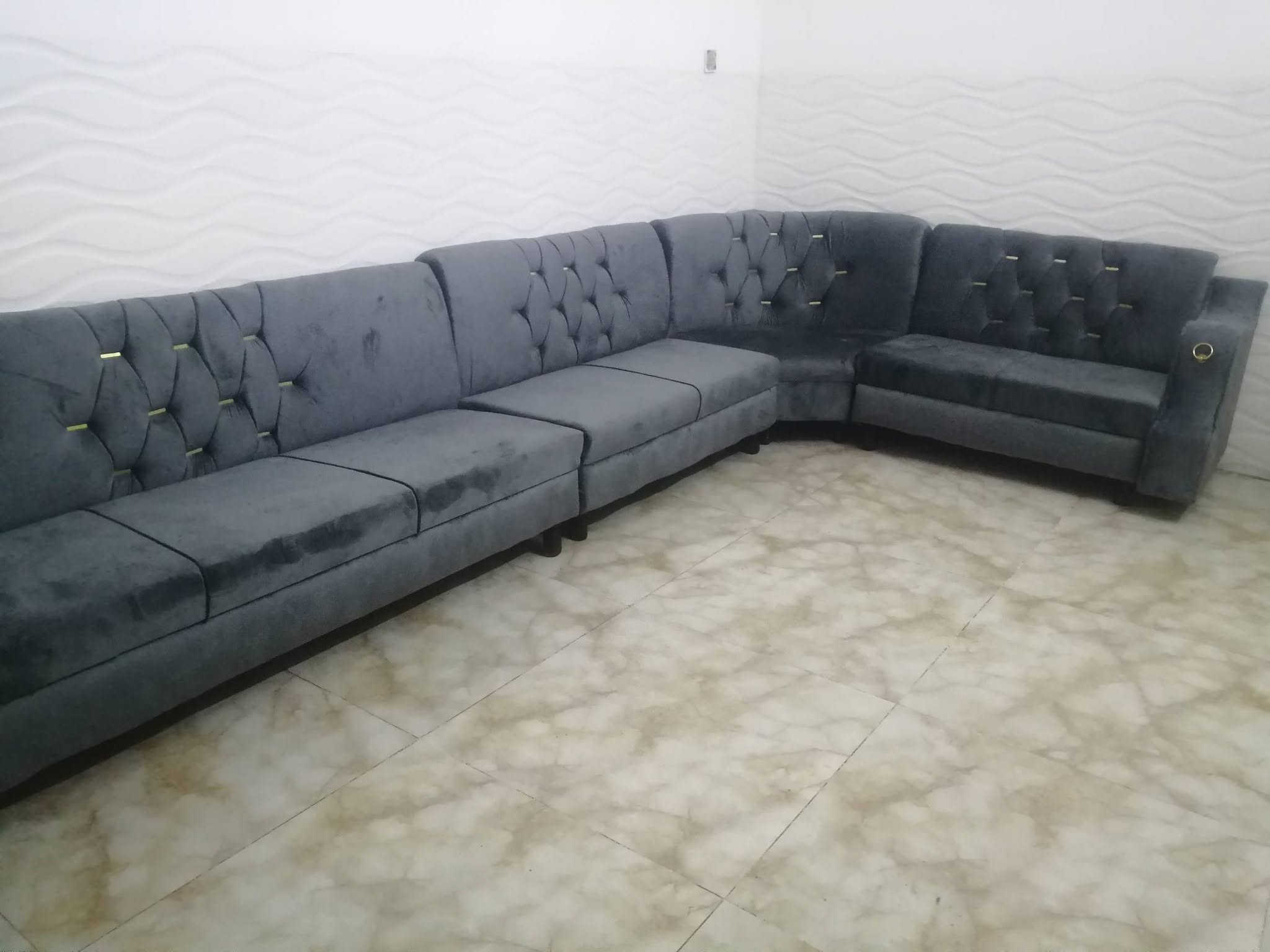 ديوان عراقي ثقيل 6 أمتار ونص زاويه وحده السعر ٢٥٠ بي مجال
