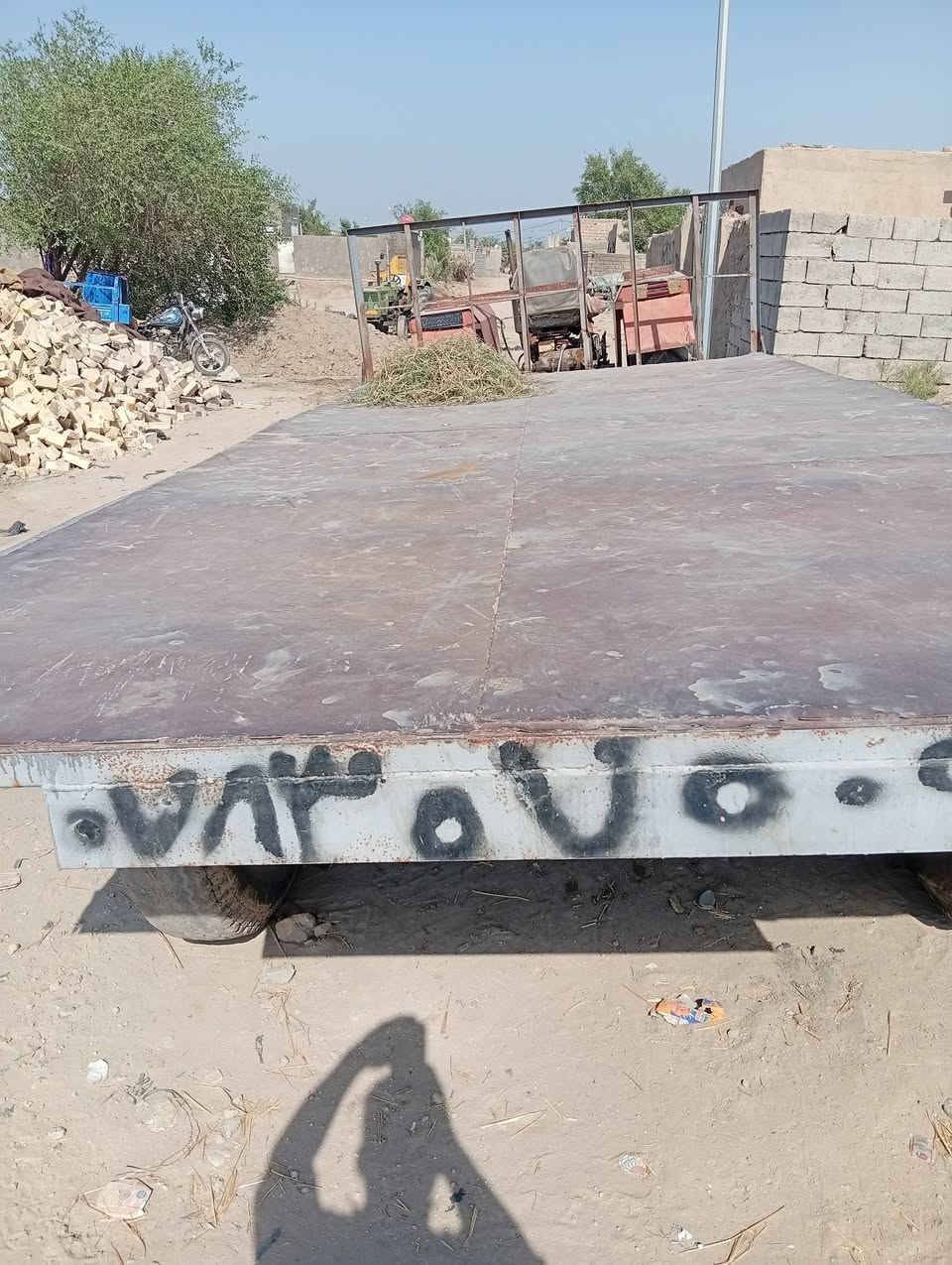 للبيع عربانه صطحيه قلاب طول5متر وعرض 2ونص مكاني نجف ناحيه القادسية ***********
