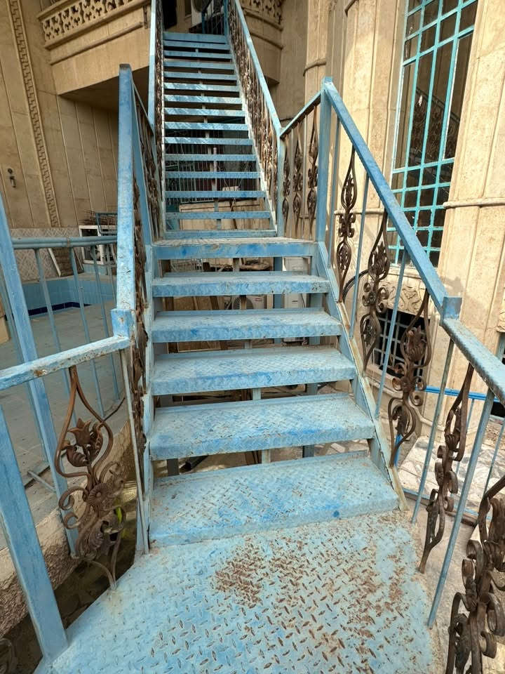 بيع كامل ب500 الف 
بغداد حي الجامعة 
وتساب ***********
